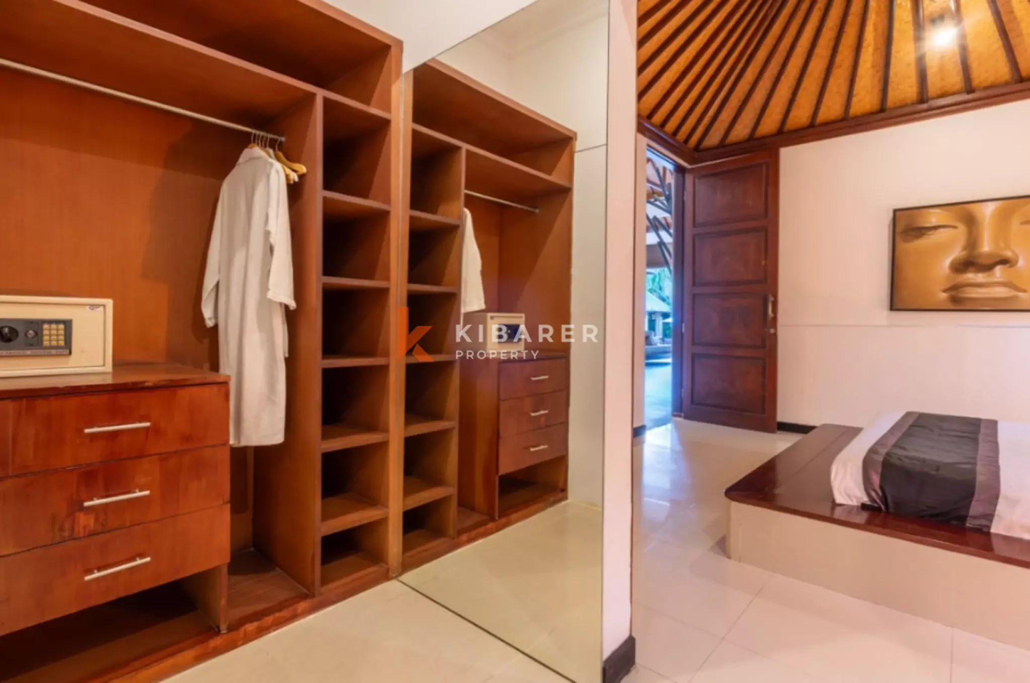 Tropical Hideaway - Vila Lima Kamar Tidur yang Luas di Segitiga Emas Seminyak