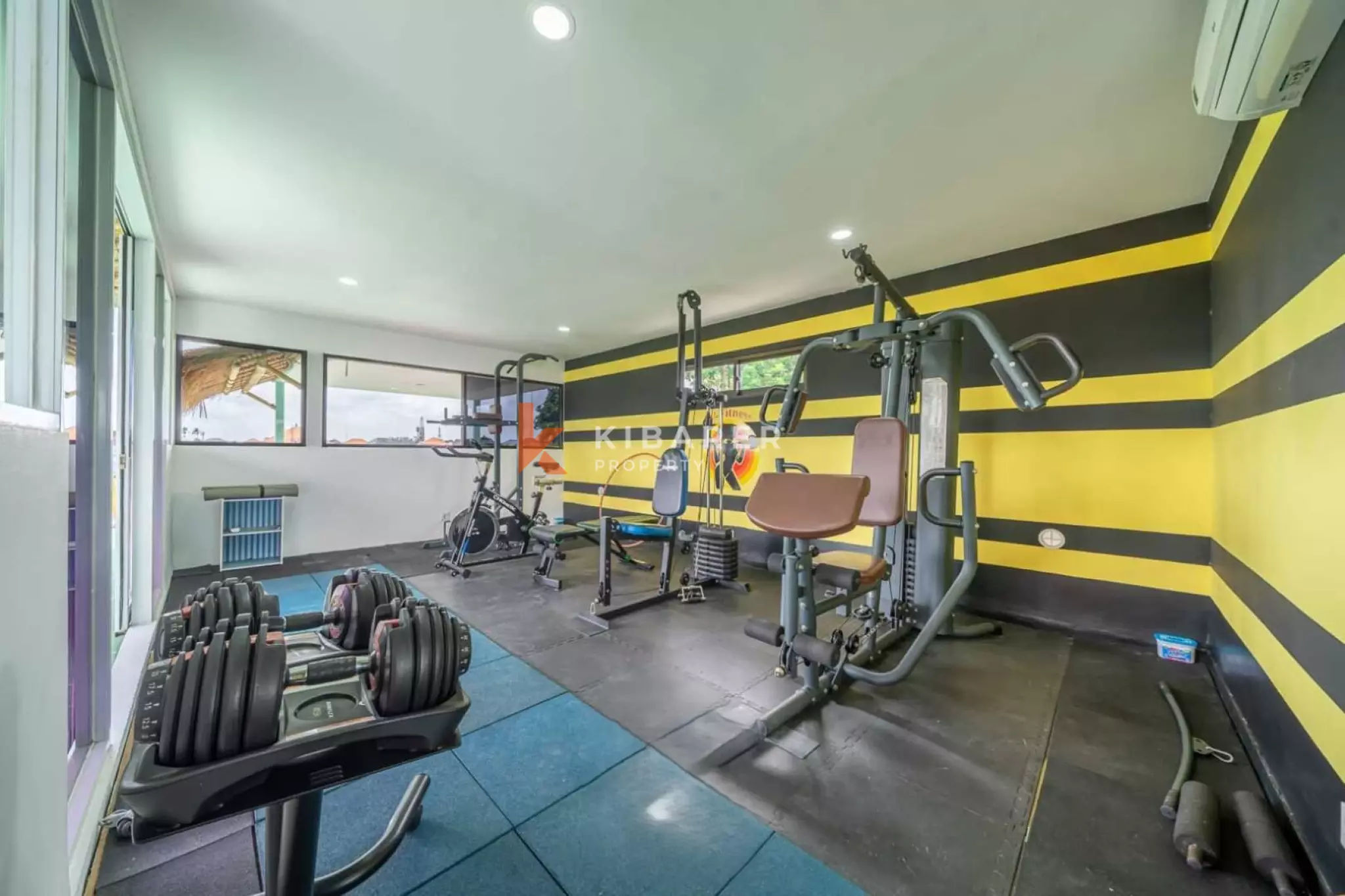 Tetap Bugar dan Bersantai - Vila Tiga Kamar Tidur di Canggu dengan Gym dan Area Santai Atap