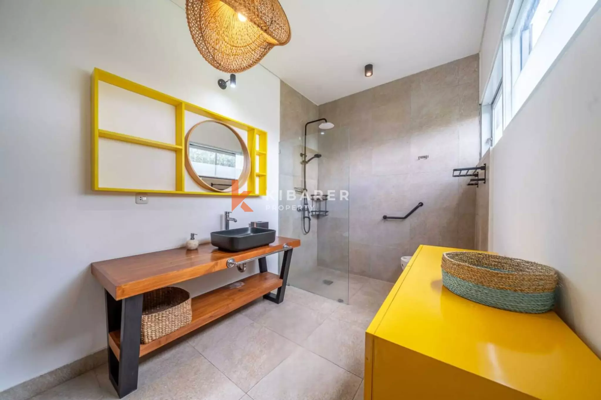 Tetap Bugar dan Bersantai - Vila Tiga Kamar Tidur di Canggu dengan Gym dan Area Santai Atap