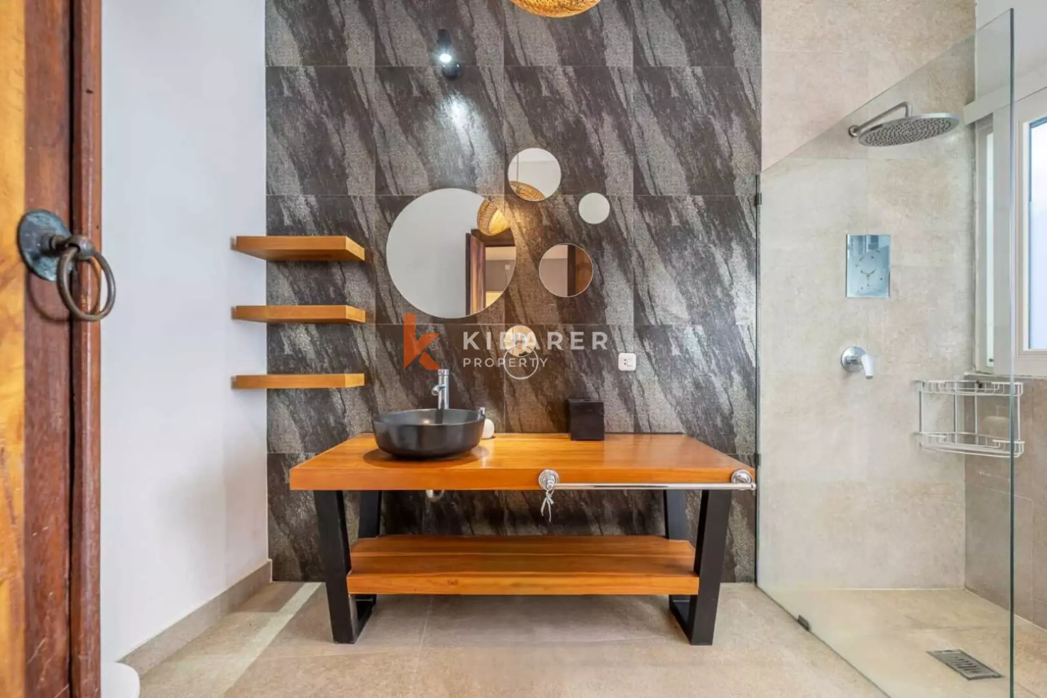 Tetap Bugar dan Bersantai - Vila Tiga Kamar Tidur di Canggu dengan Gym dan Area Santai Atap