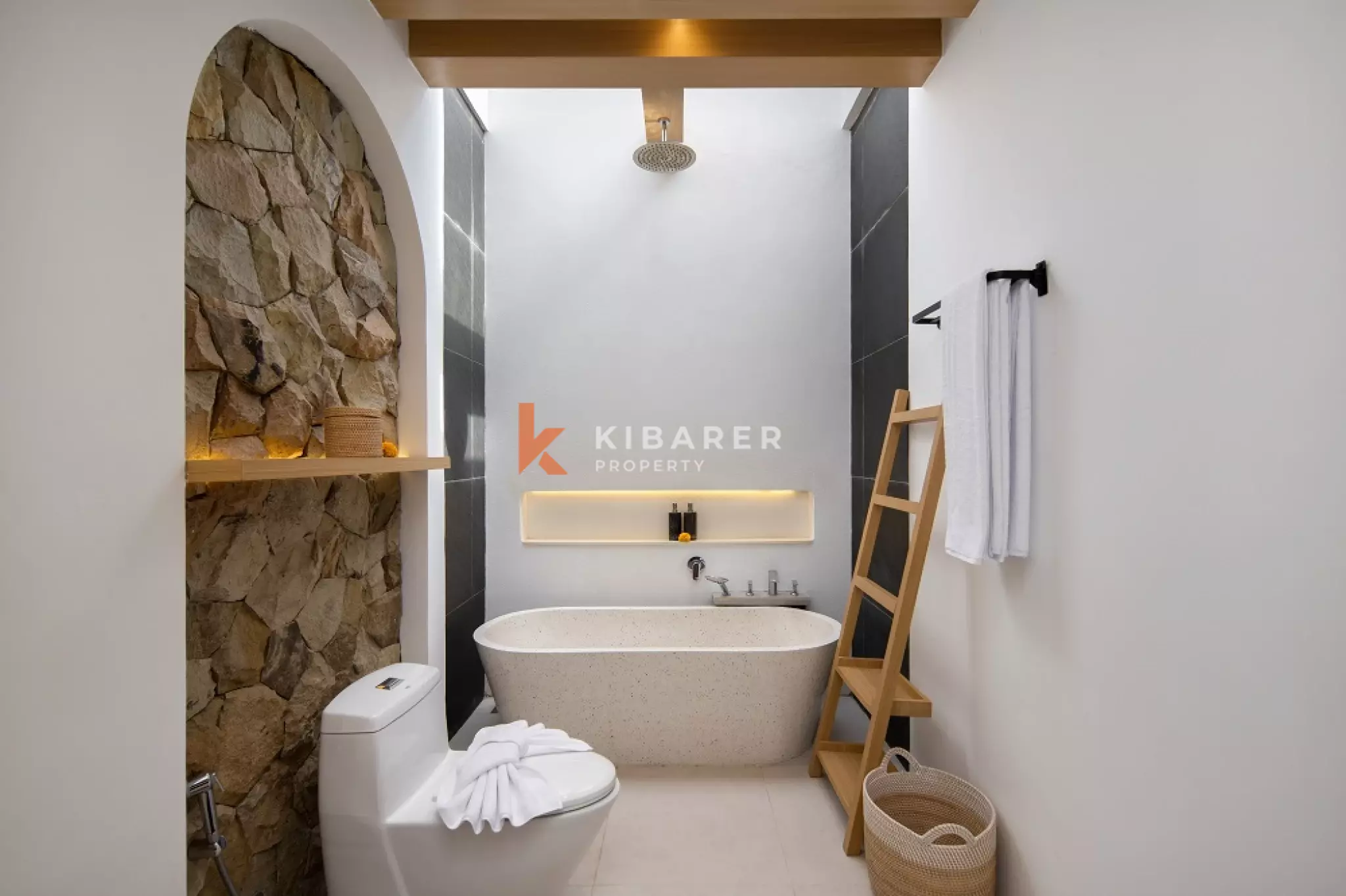 Vila Dua Kamar Tidur dengan Kolam Renang Dalam Ruangan yang Elegan di Berawa