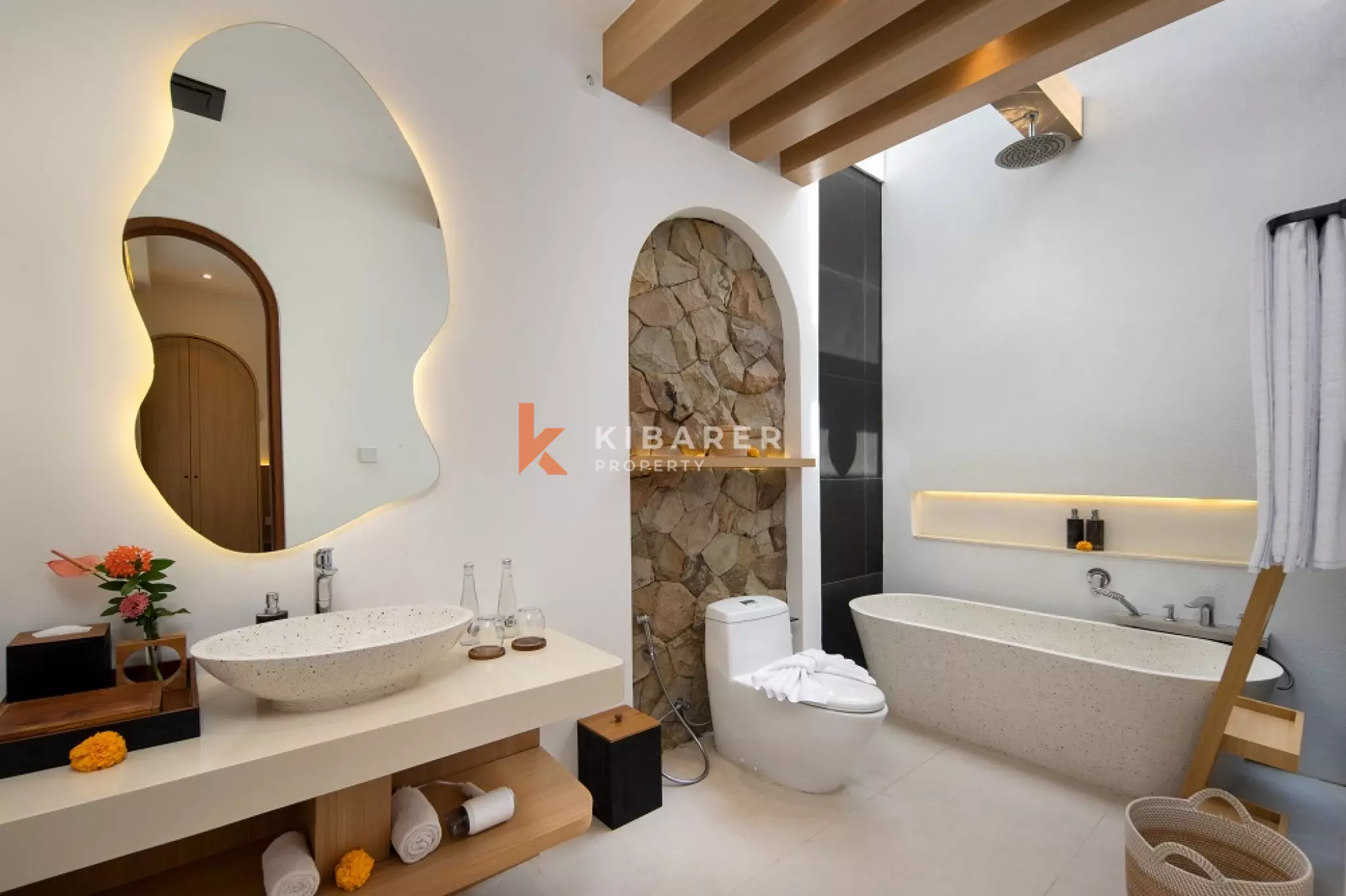 Vila Dua Kamar Tidur dengan Kolam Renang Dalam Ruangan yang Elegan di Berawa