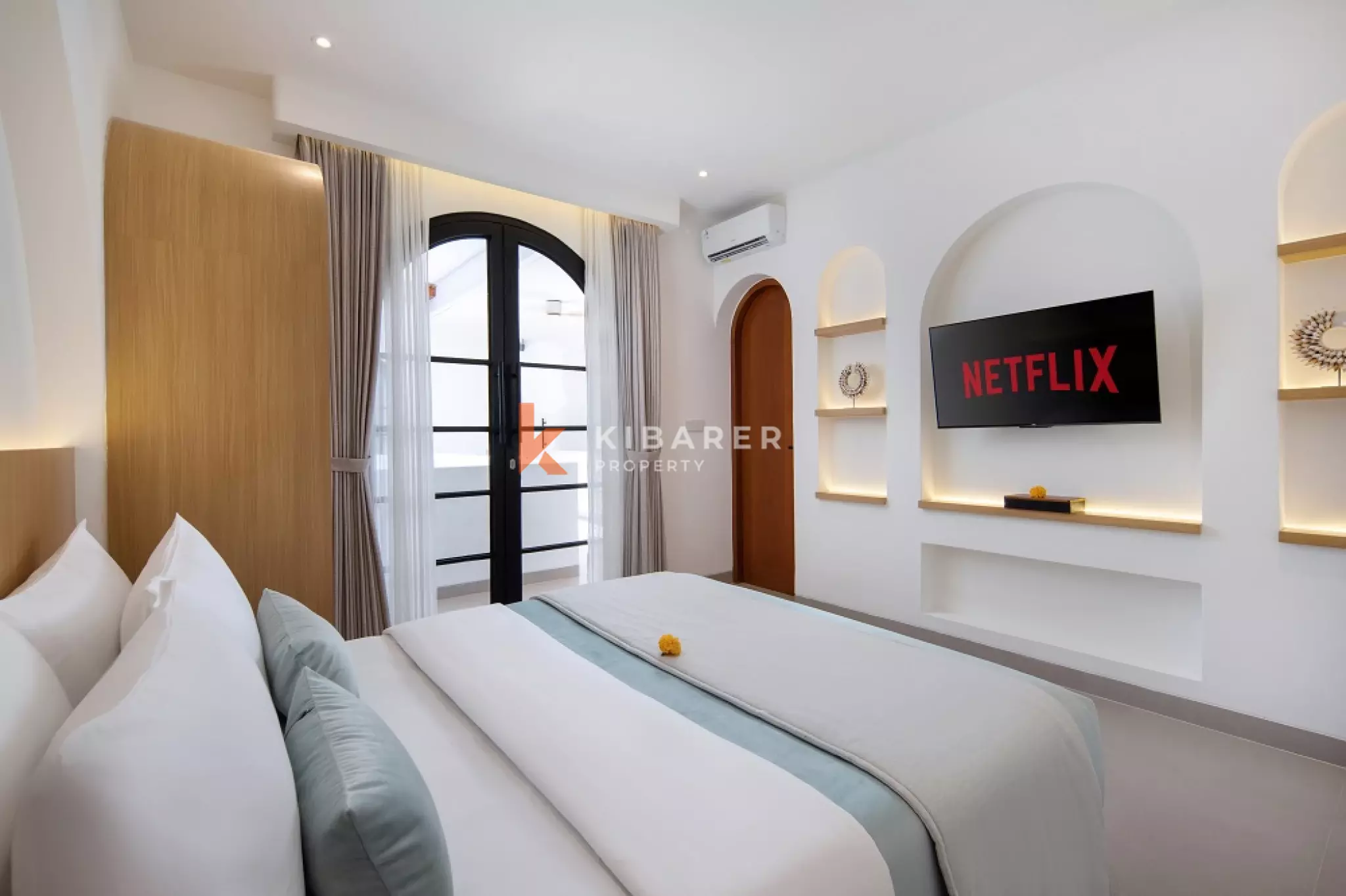 Vila Dua Kamar Tidur dengan Kolam Renang Dalam Ruangan yang Elegan di Berawa