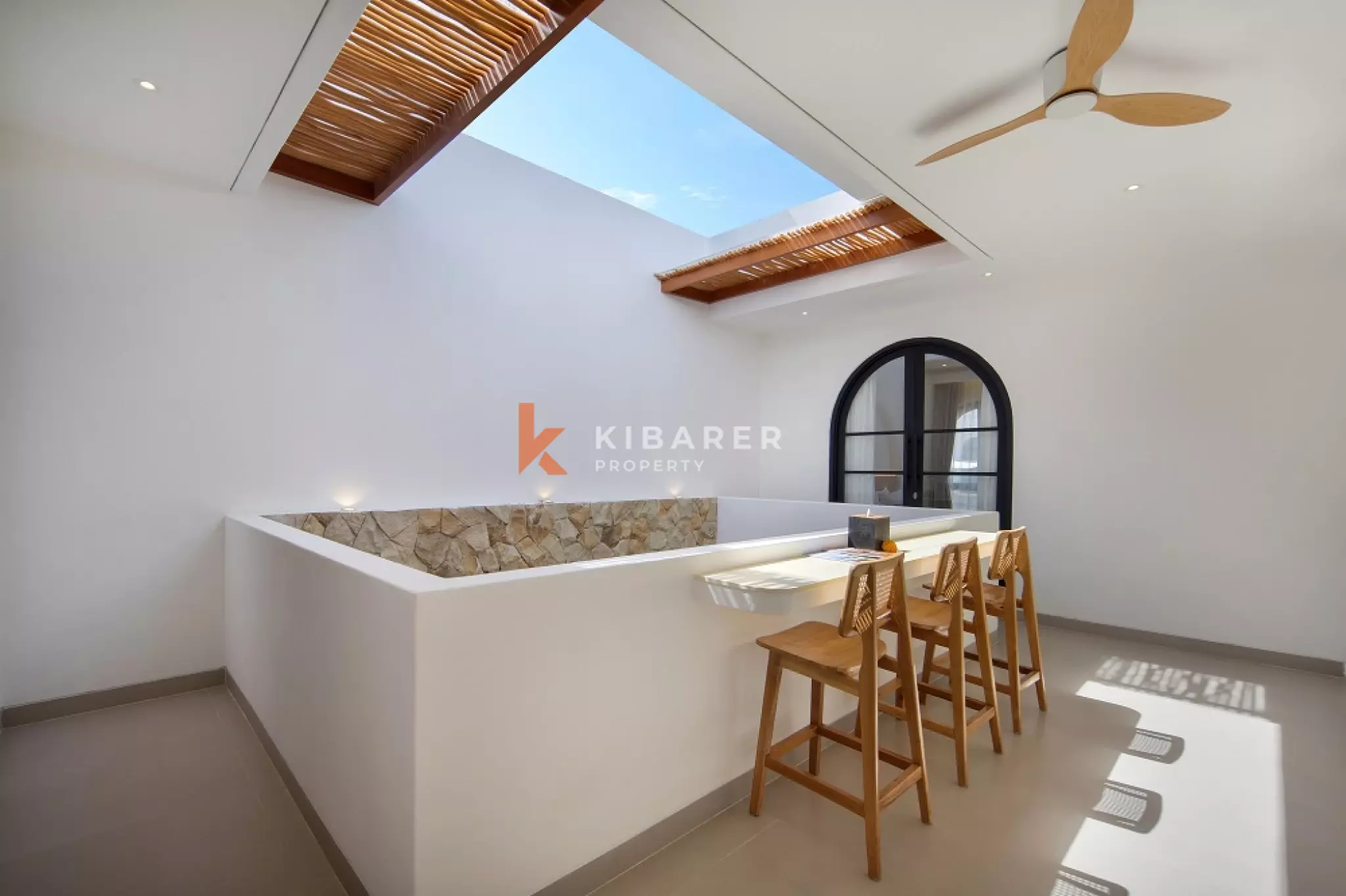 Vila Dua Kamar Tidur dengan Kolam Renang Dalam Ruangan yang Elegan di Berawa