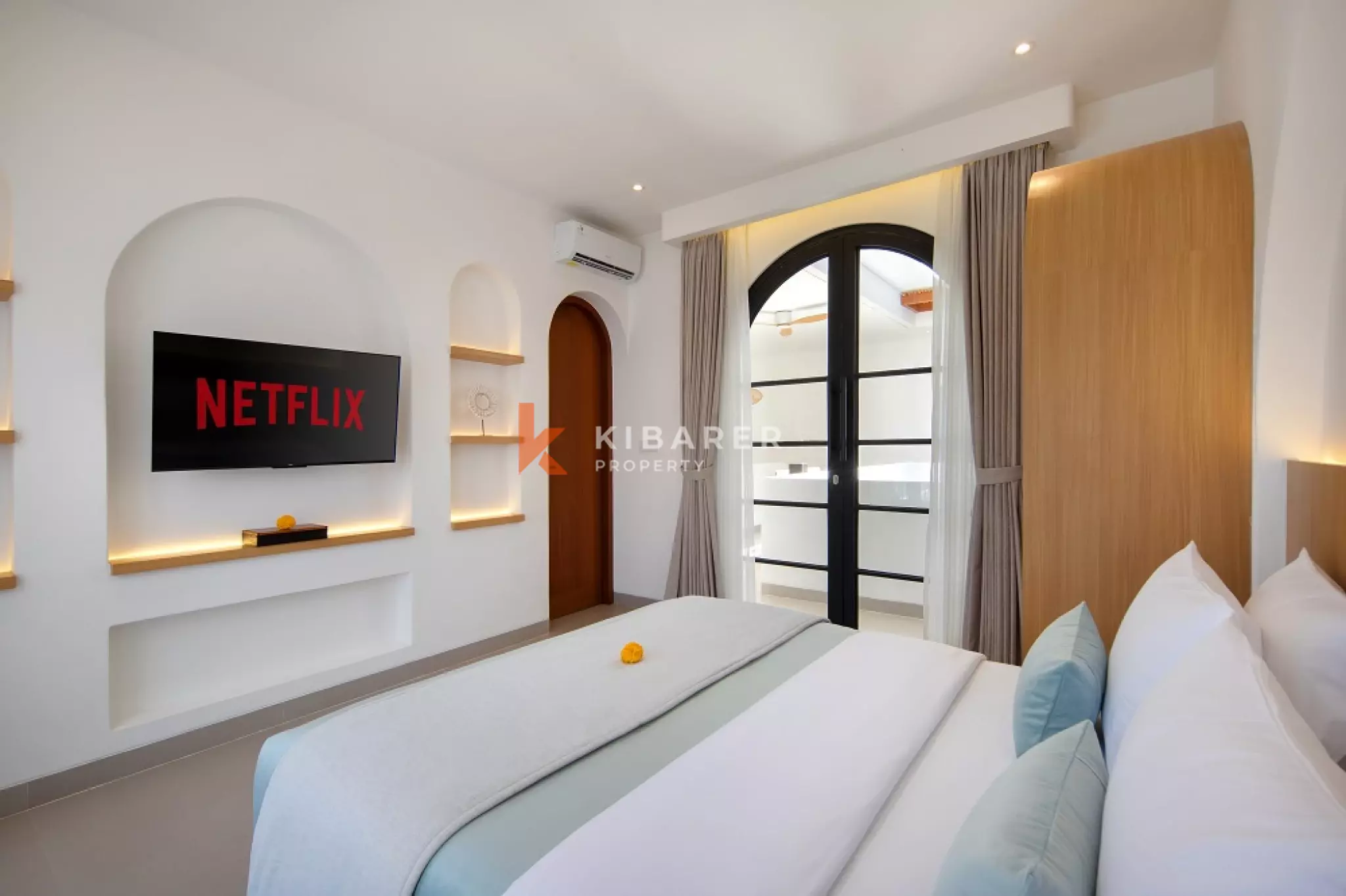 Vila Dua Kamar Tidur dengan Kolam Renang Dalam Ruangan yang Elegan di Berawa