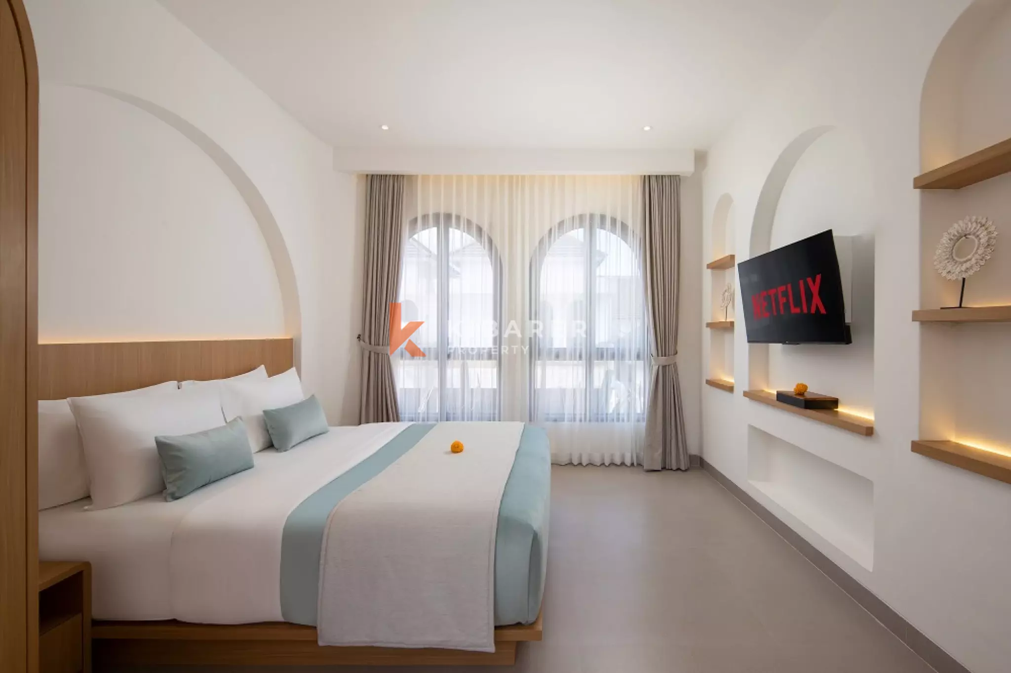 Vila Dua Kamar Tidur dengan Kolam Renang Dalam Ruangan yang Elegan di Berawa