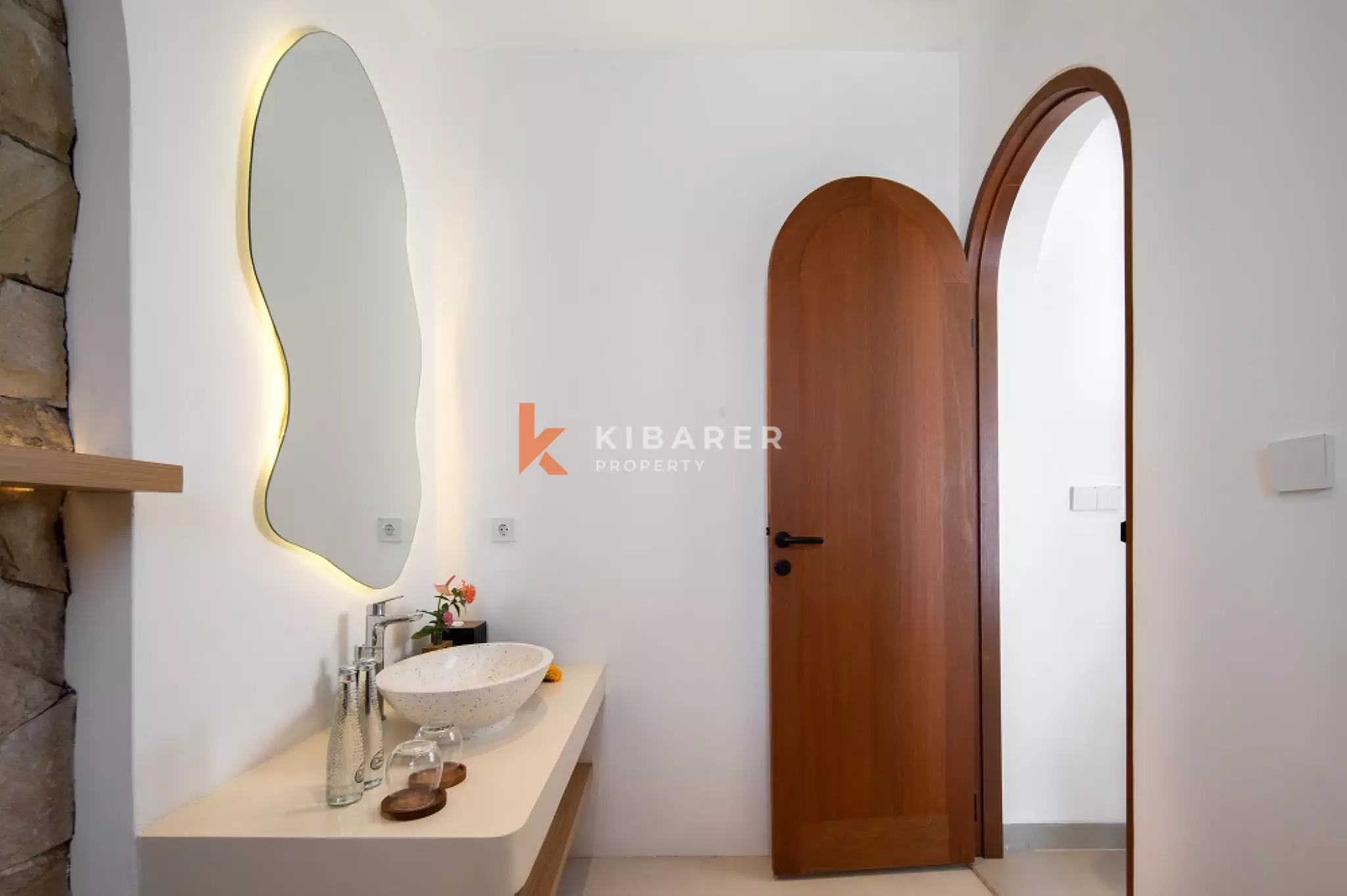 Vila Dua Kamar Tidur dengan Kolam Renang Dalam Ruangan yang Elegan di Berawa