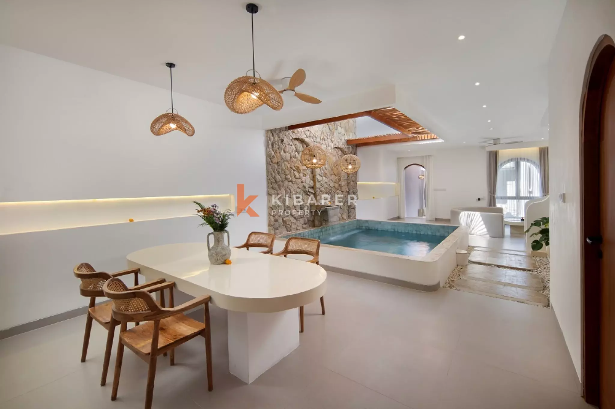 Vila Dua Kamar Tidur dengan Kolam Renang Dalam Ruangan yang Elegan di Berawa