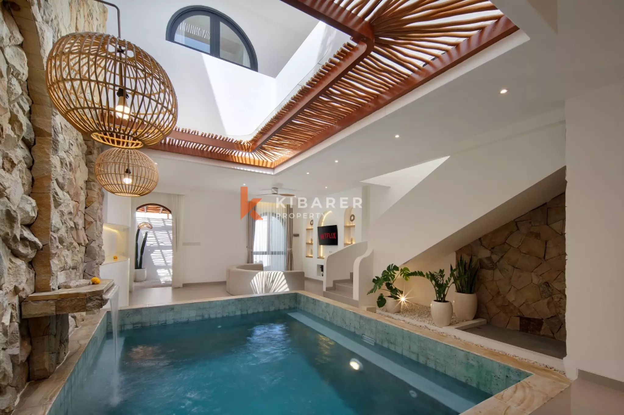 Vila Dua Kamar Tidur dengan Kolam Renang Dalam Ruangan yang Elegan di Berawa