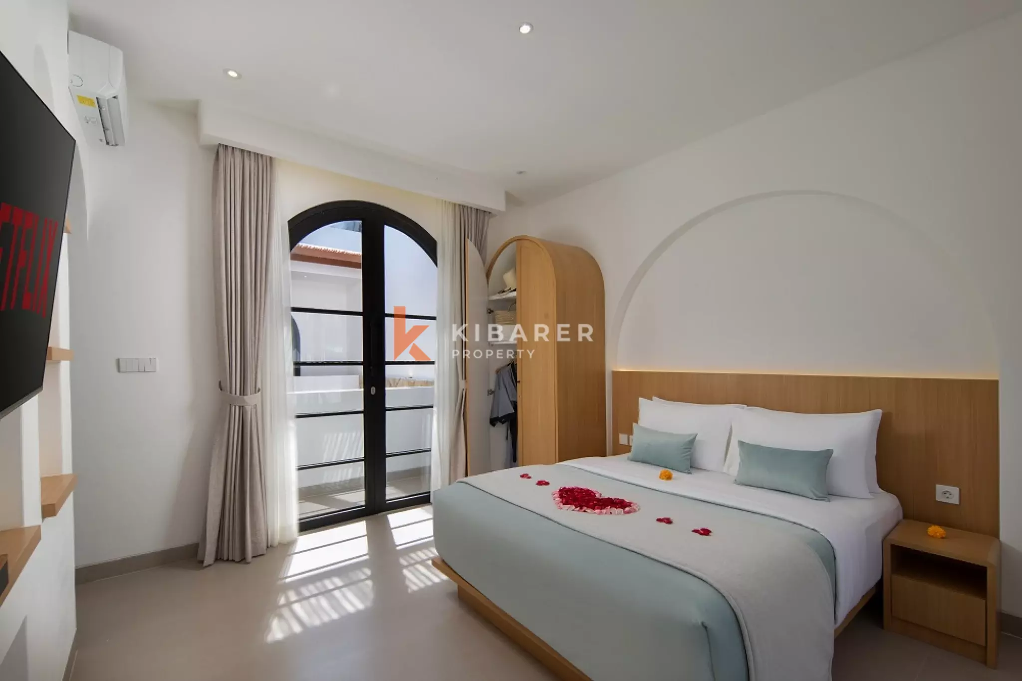 Vila Dua Kamar Tidur dengan Kolam Renang Dalam Ruangan yang Elegan di Berawa