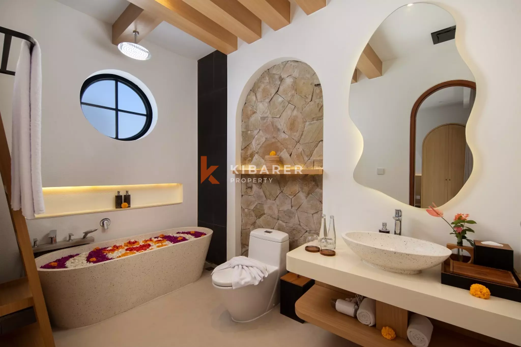 Vila Dua Kamar Tidur dengan Kolam Renang Dalam Ruangan yang Elegan di Berawa