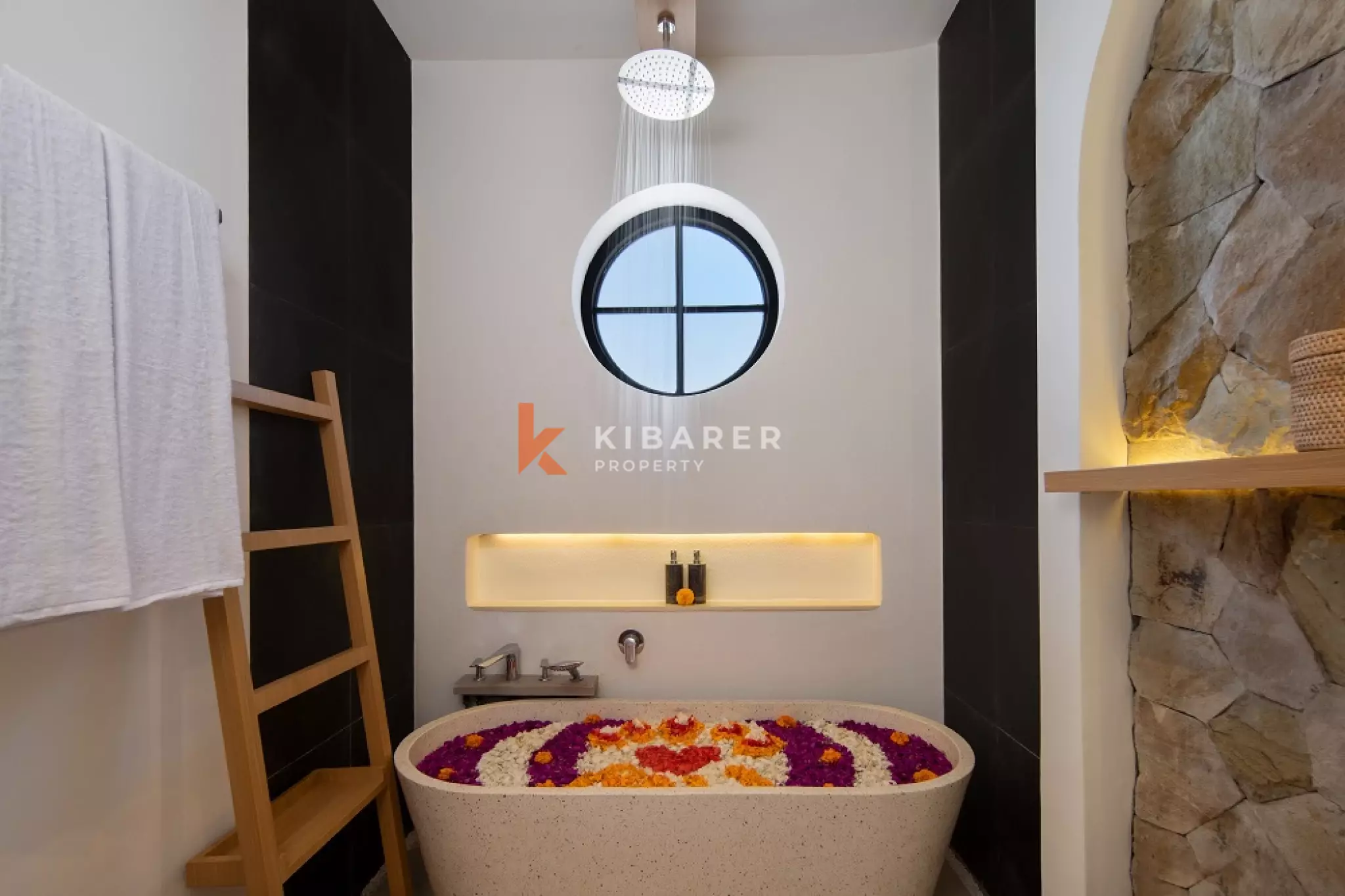 Vila Dua Kamar Tidur dengan Kolam Renang Dalam Ruangan yang Elegan di Berawa