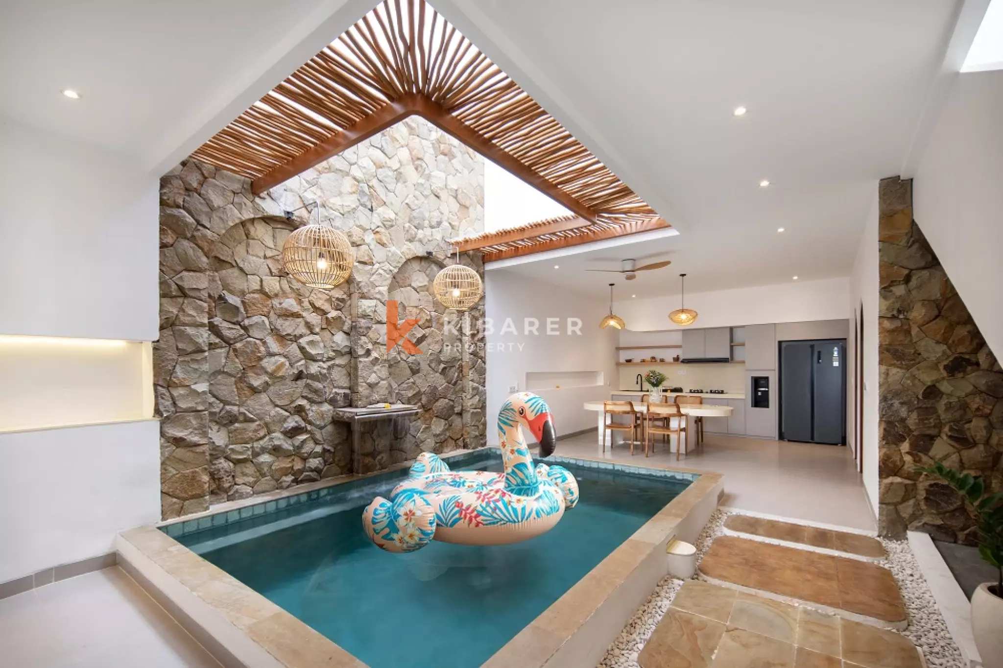 Vila Dua Kamar Tidur dengan Kolam Renang Dalam Ruangan yang Elegan di Berawa