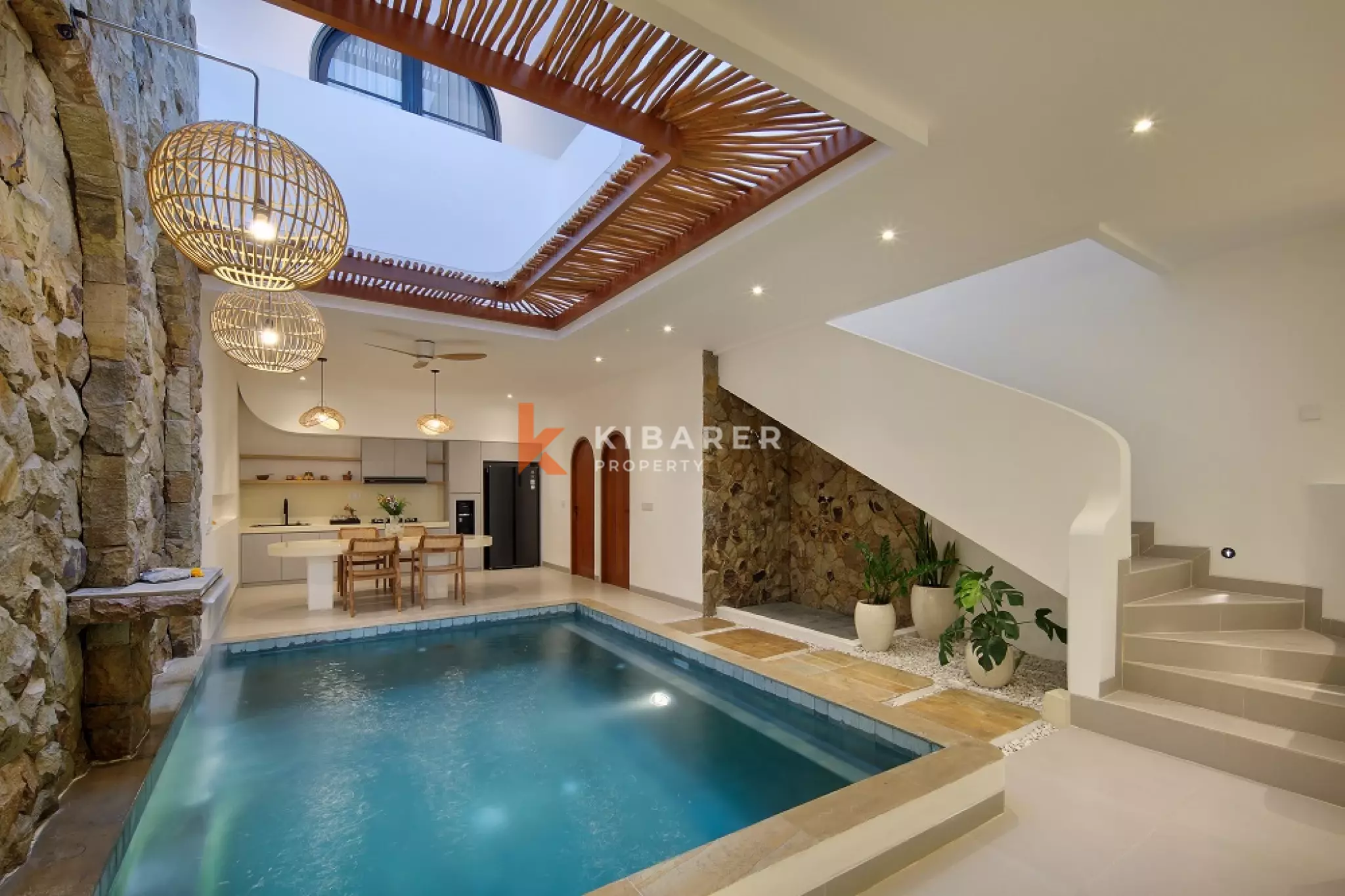 Vila Dua Kamar Tidur dengan Kolam Renang Dalam Ruangan yang Elegan di Berawa