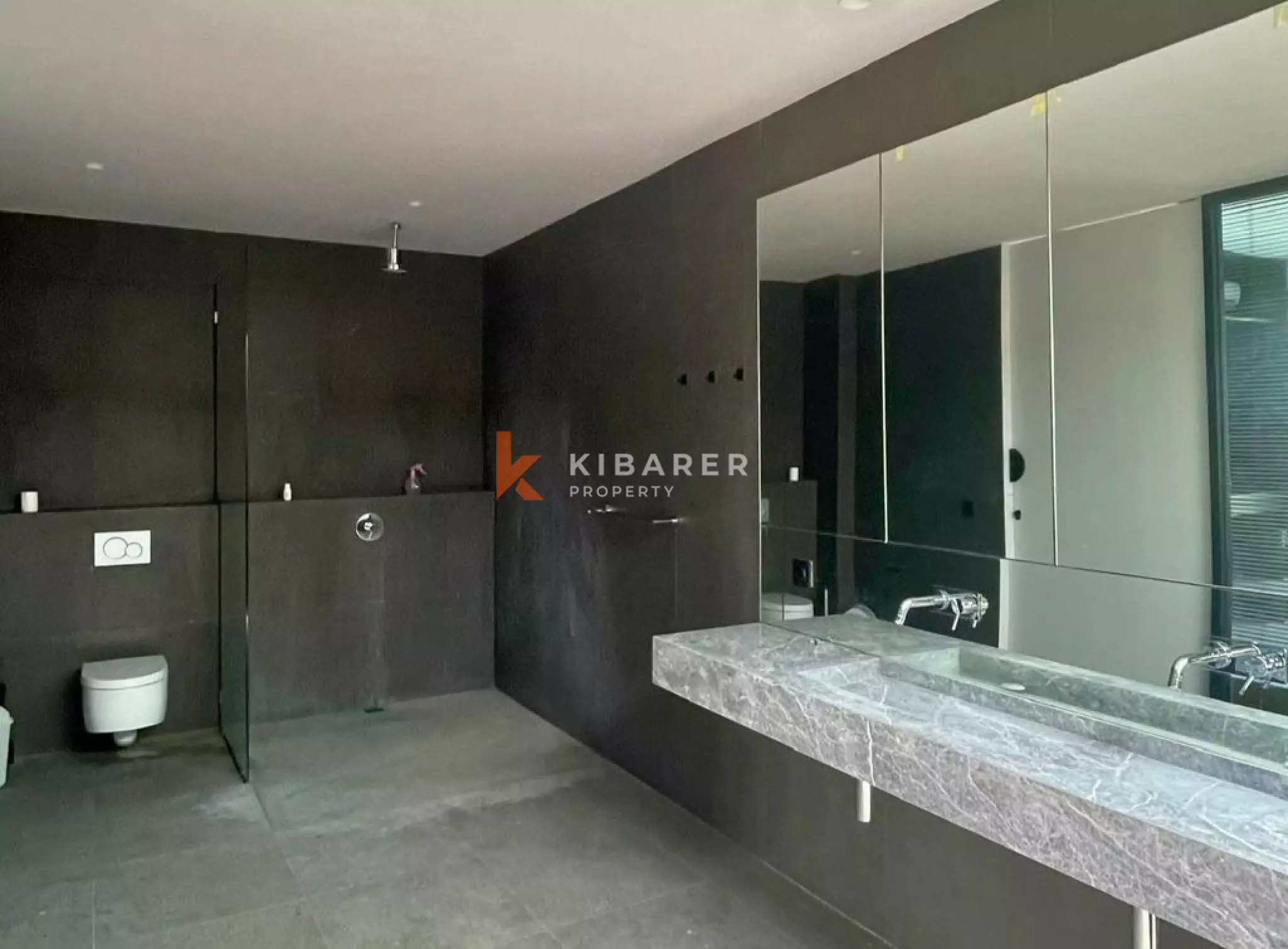 Vila Tropis Dua Kamar Tidur dengan Kolam Renang di Umalas yang Strategis