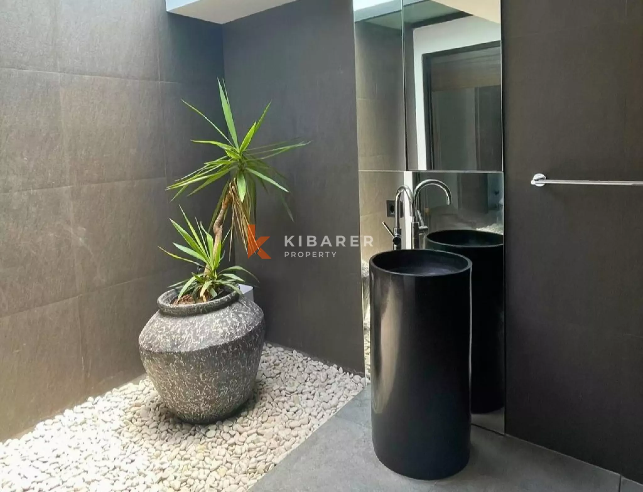 Vila Tropis Dua Kamar Tidur dengan Kolam Renang di Umalas yang Strategis