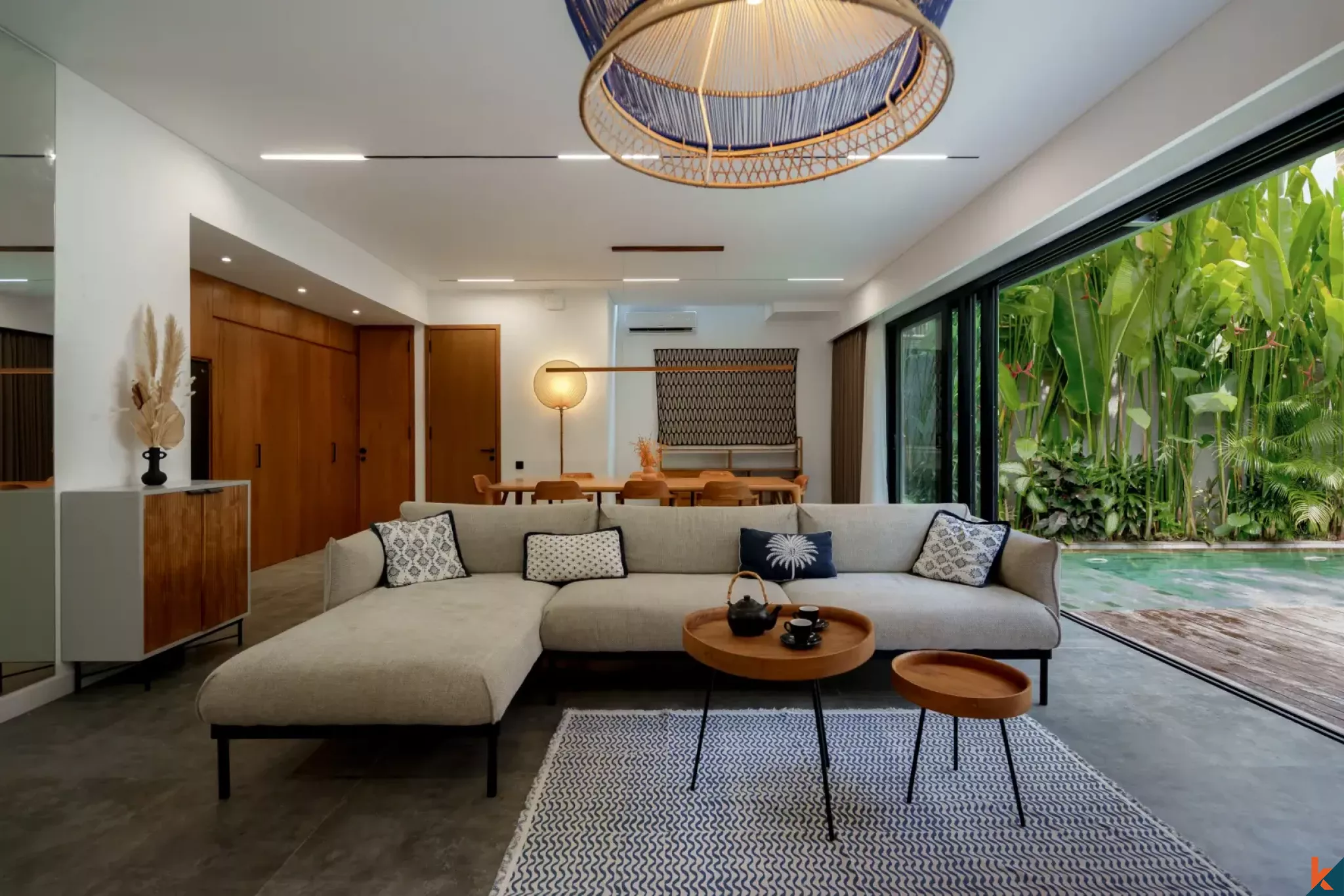 Villa Sewa Tiga Kamar Tidur Modern Dekat Pantai di Canggu