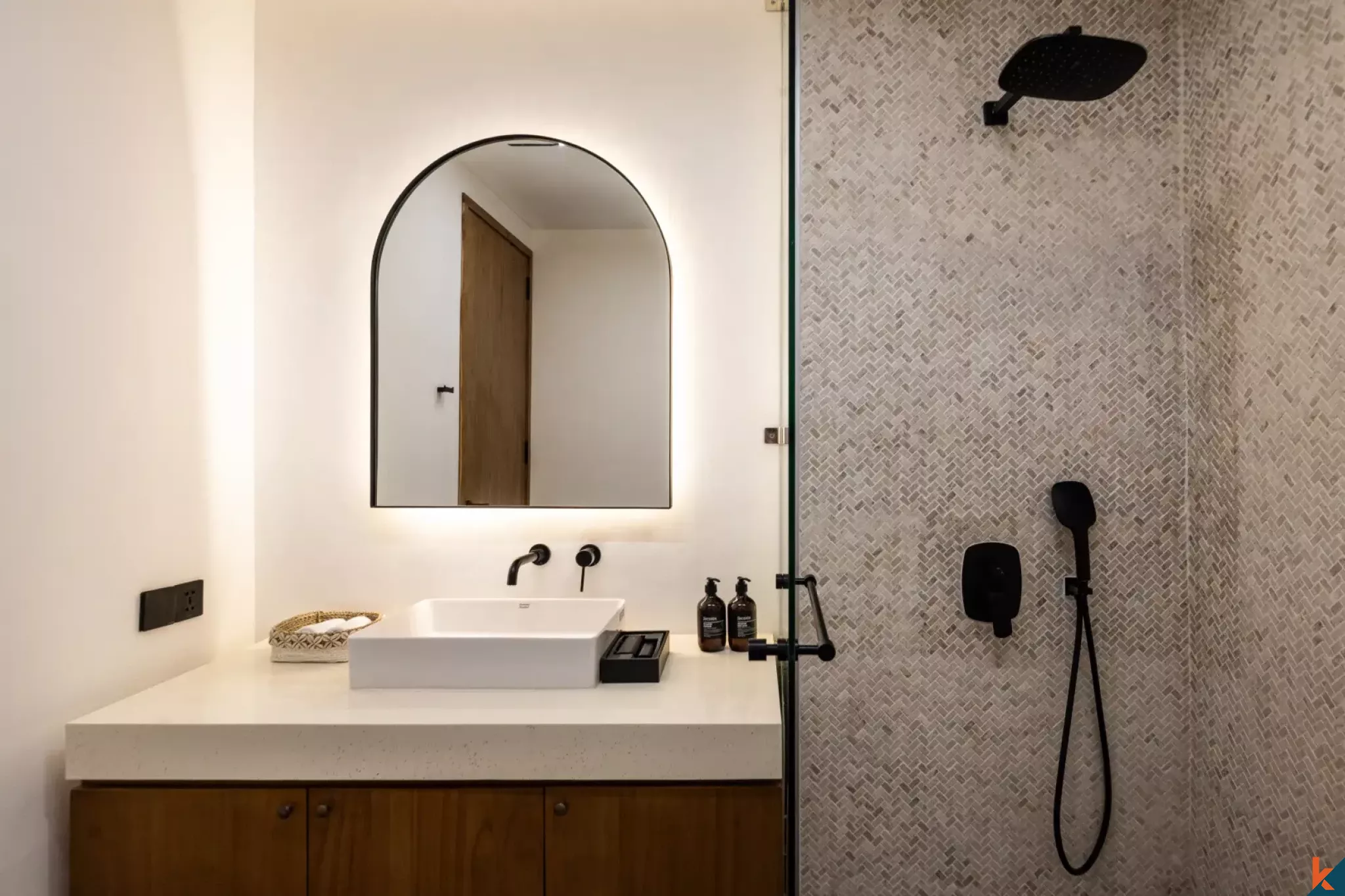 Villa Sewa Tiga Kamar Tidur Modern Dekat Pantai di Canggu