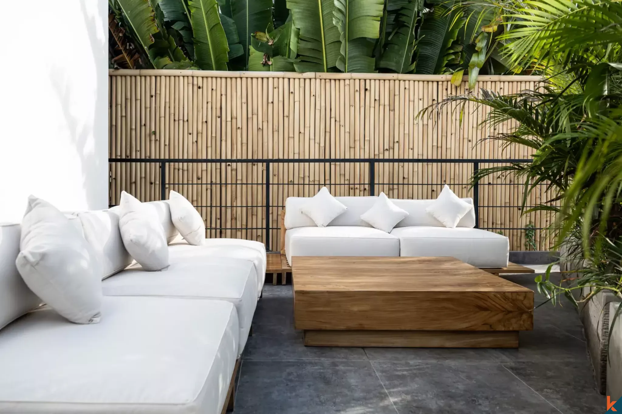 Villa Sewa Tiga Kamar Tidur Modern Dekat Pantai di Canggu