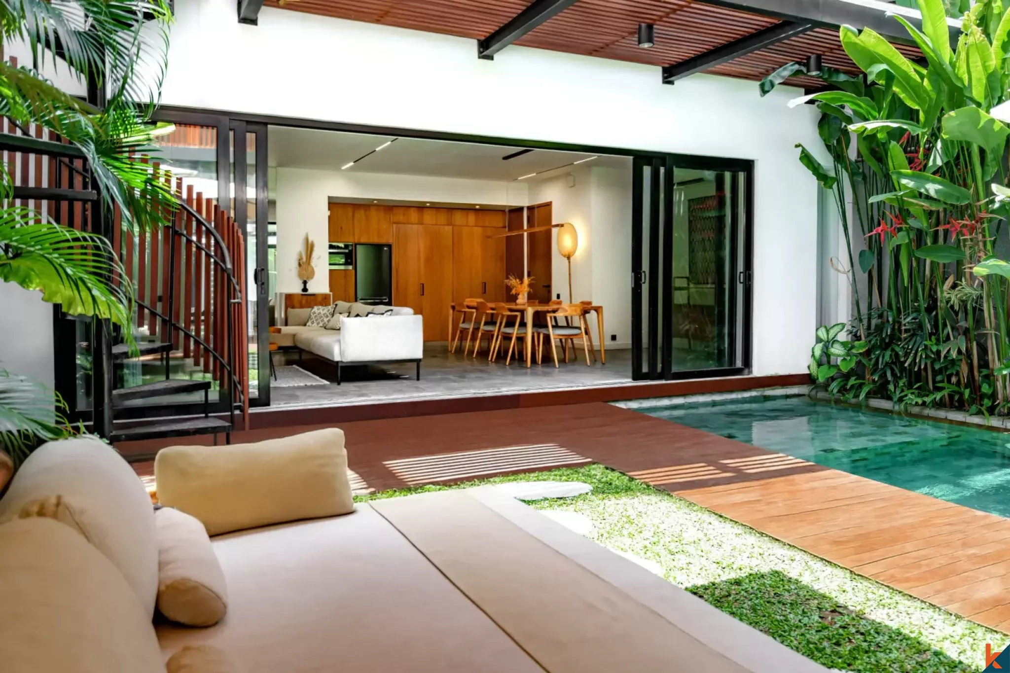 Villa Sewa Berbentuk Villa dengan 4 Kamar Tidur di Dekat Pantai di Canggu