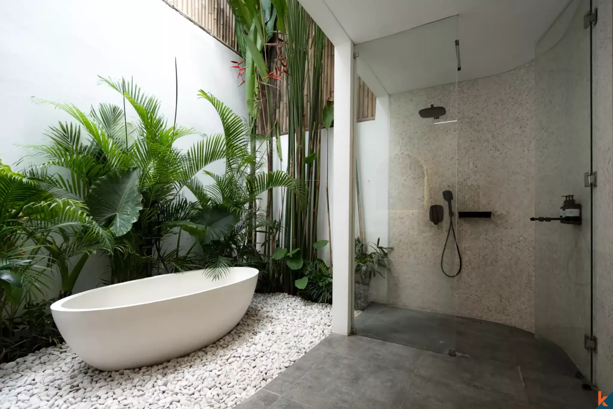 Villa Sewa Berbentuk Villa dengan 4 Kamar Tidur di Dekat Pantai di Canggu