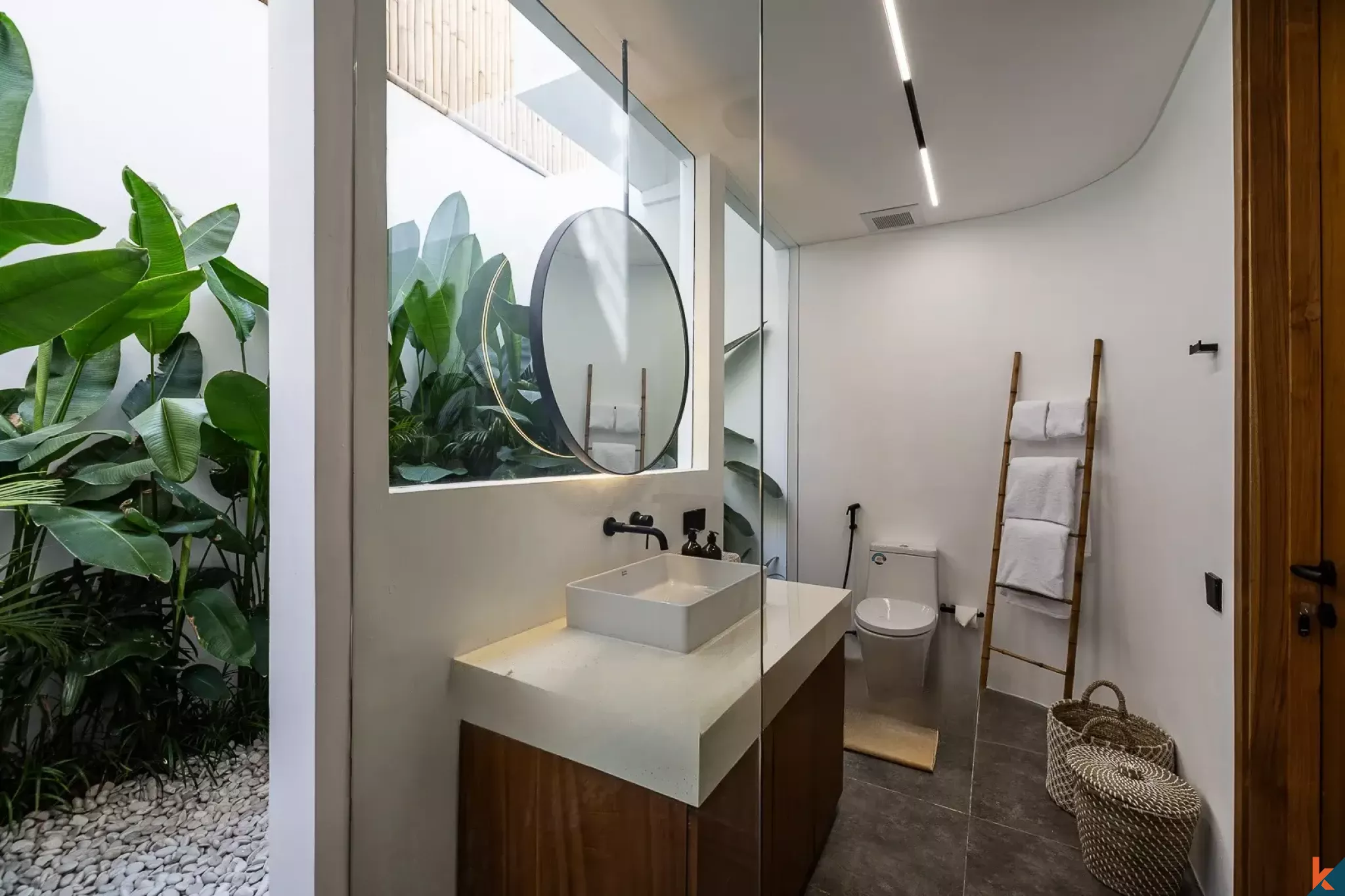 Villa Sewa Berbentuk Villa dengan 4 Kamar Tidur di Dekat Pantai di Canggu