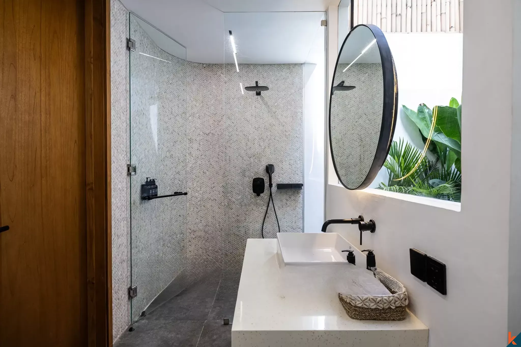 Villa Sewa Berbentuk Villa dengan 4 Kamar Tidur di Dekat Pantai di Canggu