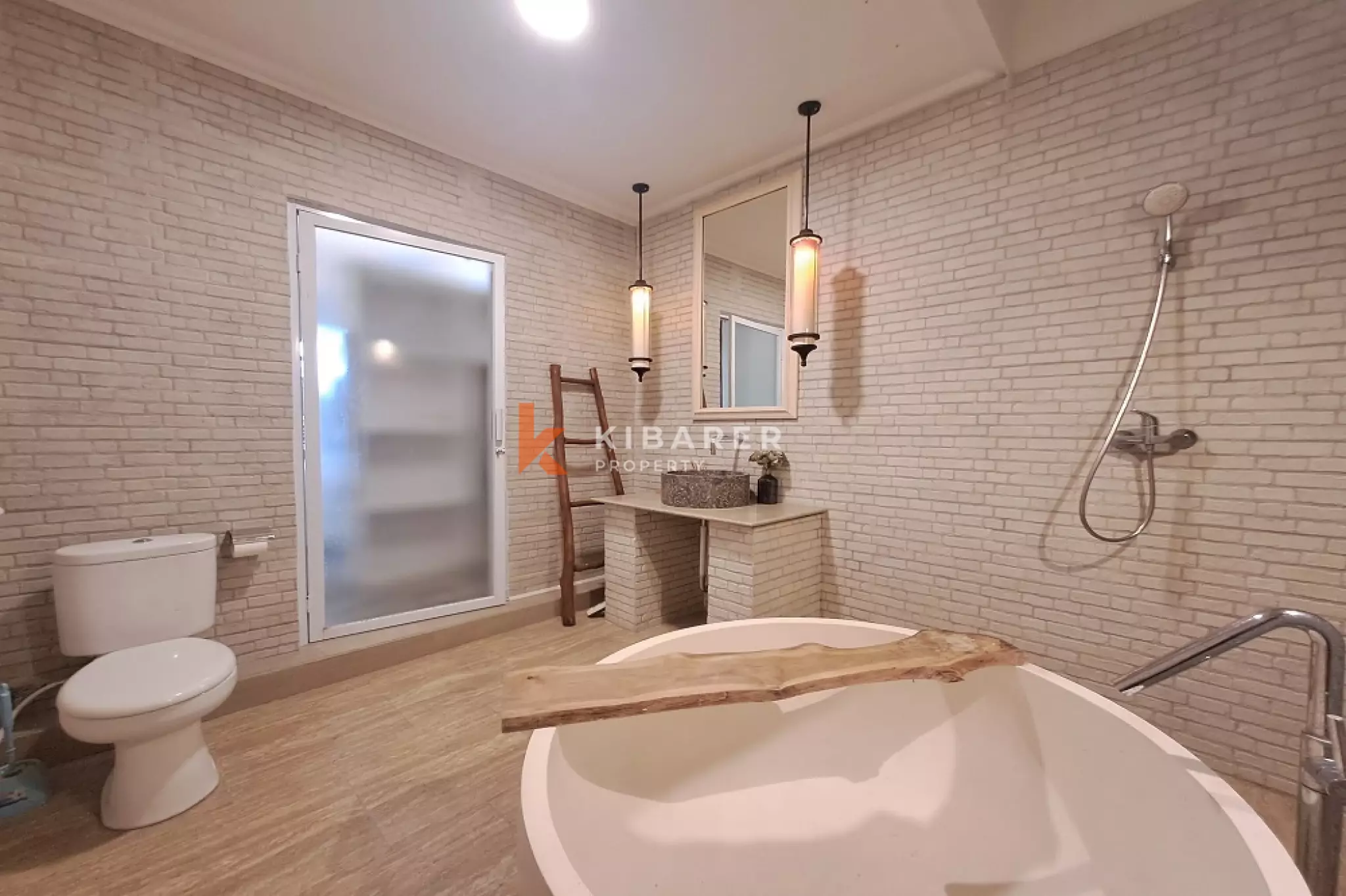 Villa chaleureuse de trois chambres dans un quartier stratégique de Berawa