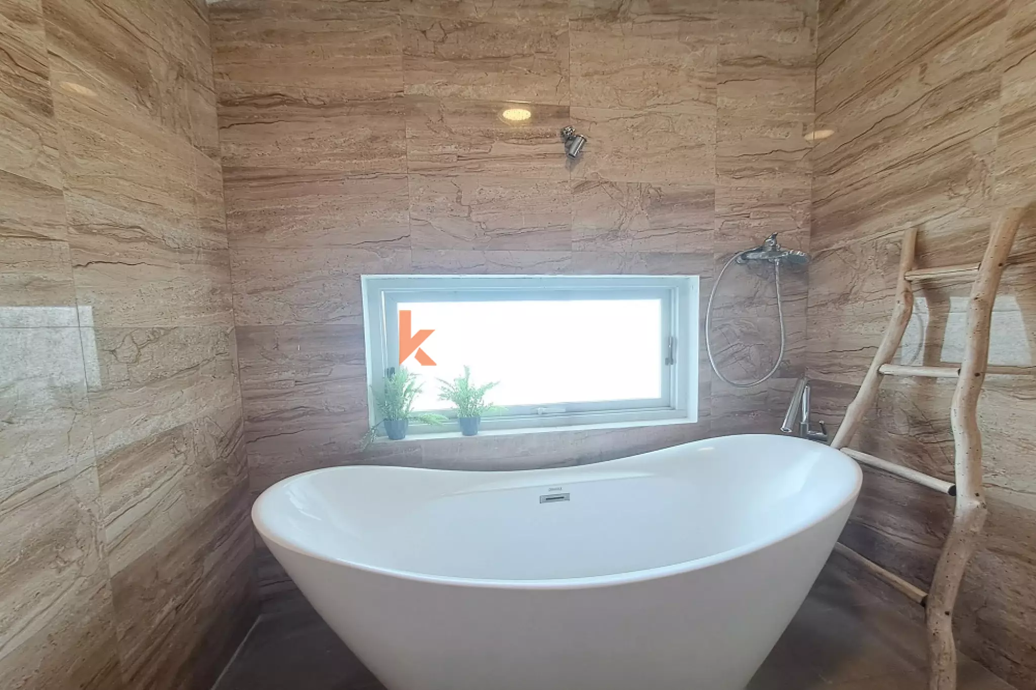 Villa chaleureuse de trois chambres dans un quartier stratégique de Berawa