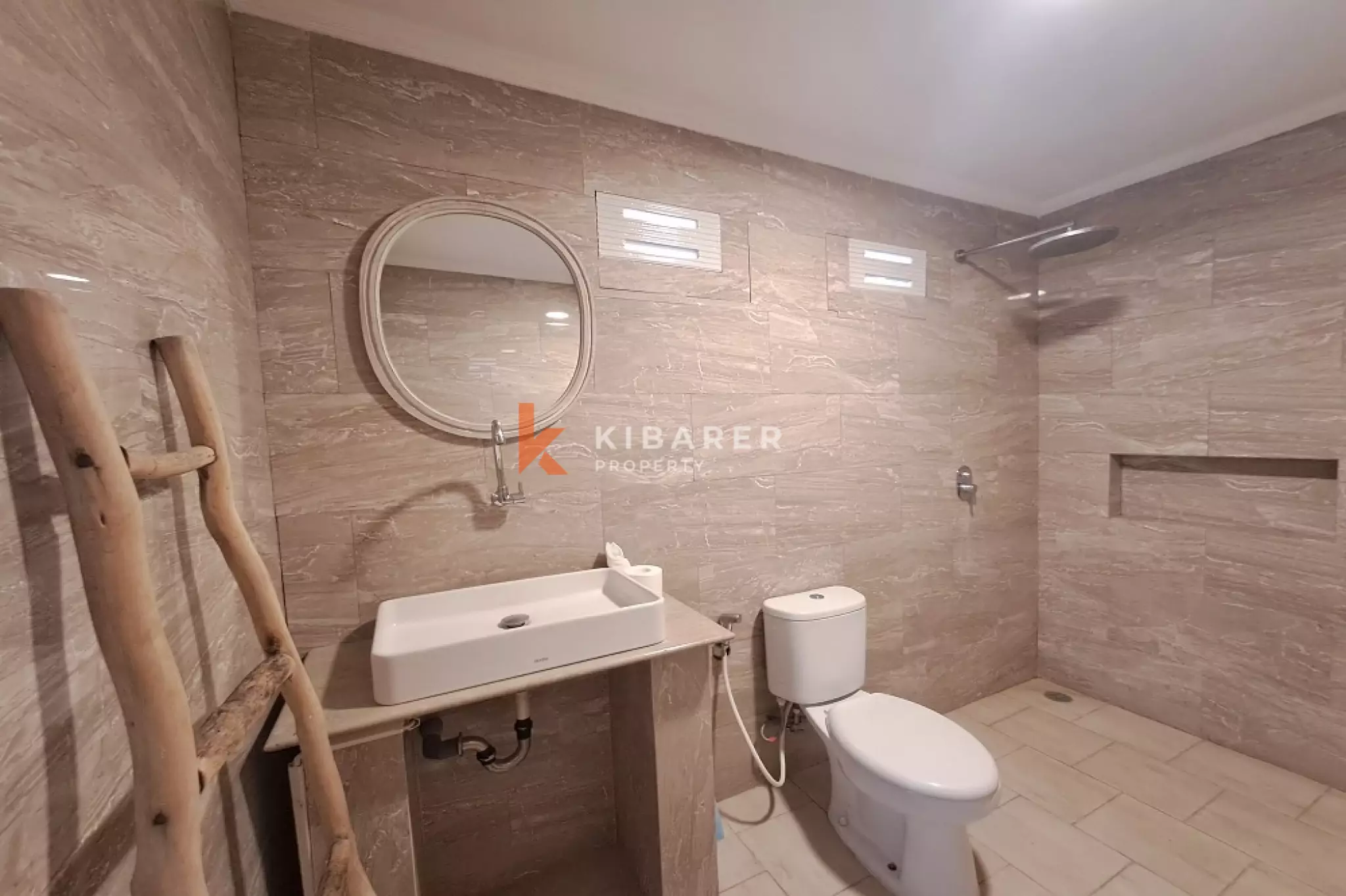 Villa chaleureuse de trois chambres dans un quartier stratégique de Berawa