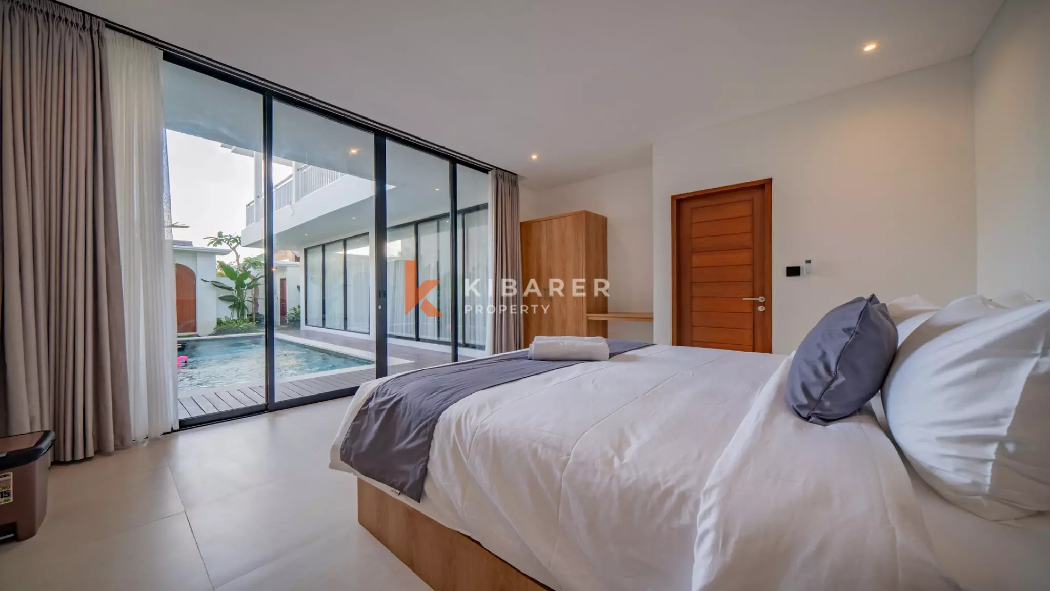 Vila Tropis Tiga Kamar Tidur yang Menawan dengan Konsep Hunian Tertutup di Canggu