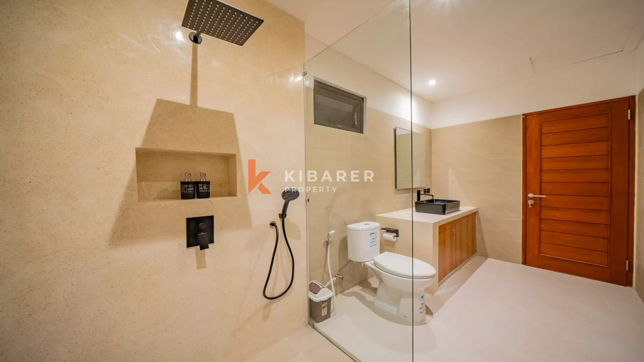 Vila Tropis Tiga Kamar Tidur yang Menawan dengan Konsep Hunian Tertutup di Canggu