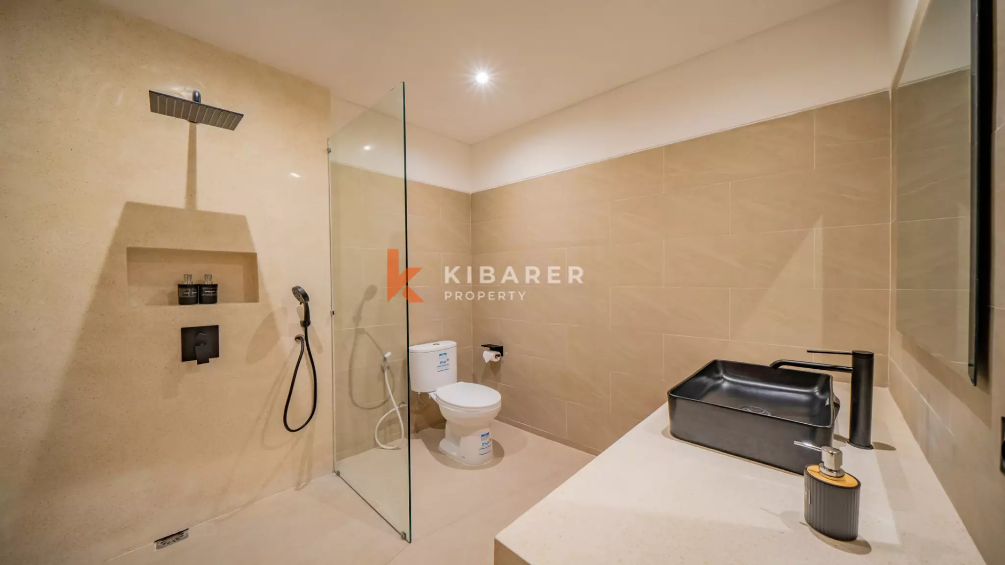 Vila Tropis Tiga Kamar Tidur yang Menawan dengan Konsep Hunian Tertutup di Canggu