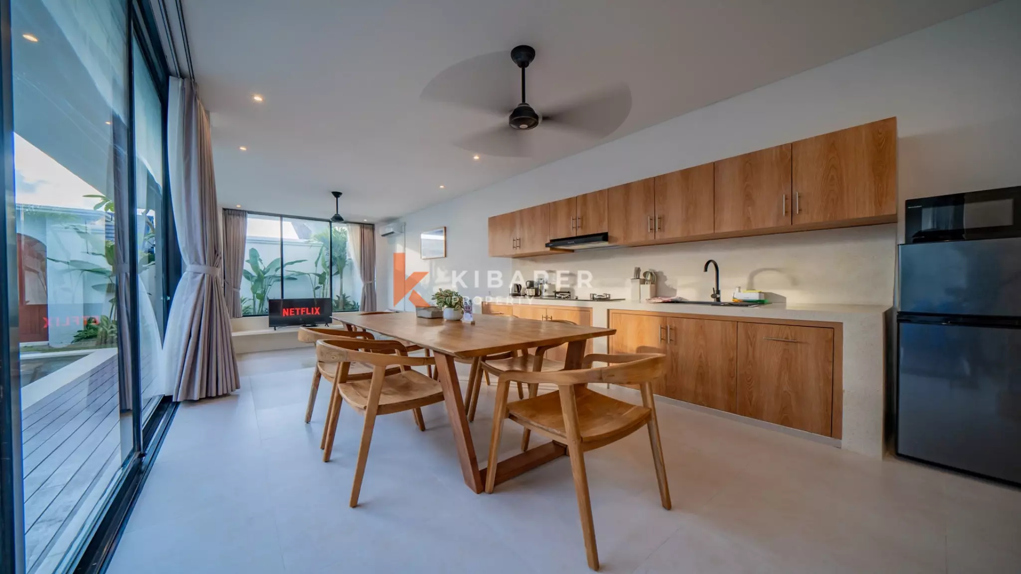 Vila Tropis Tiga Kamar Tidur yang Menawan dengan Konsep Hunian Tertutup di Canggu