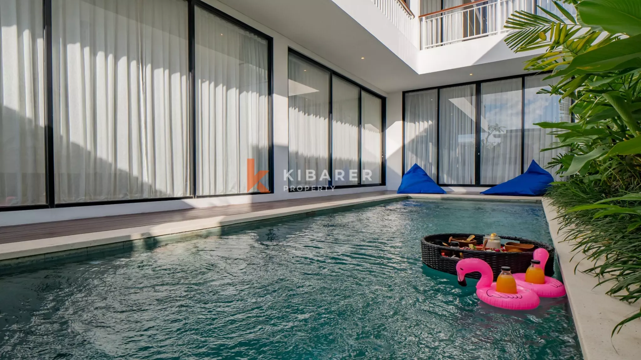 Vila Tropis Tiga Kamar Tidur yang Menawan dengan Konsep Hunian Tertutup di Canggu