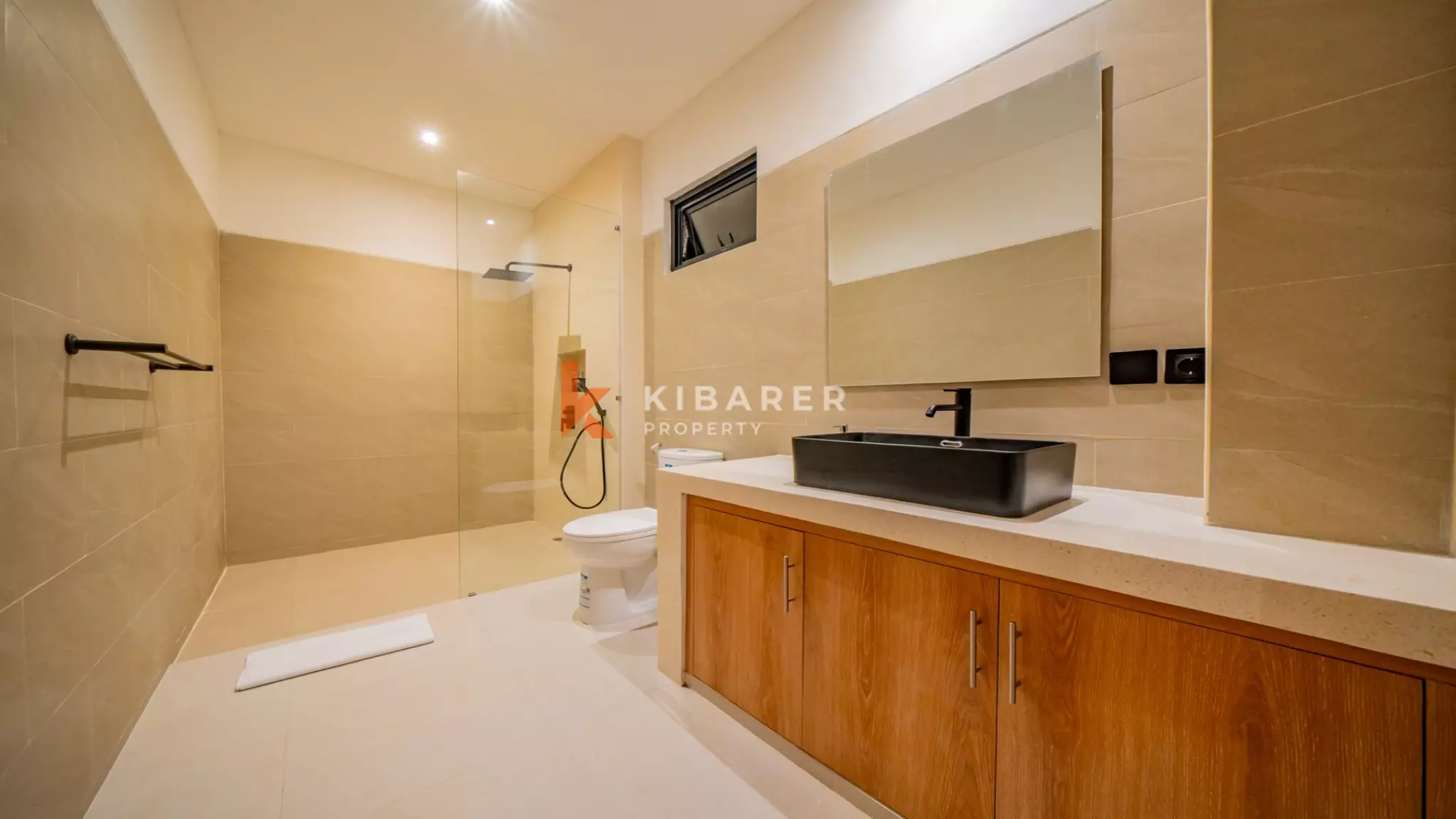 Vila Tropis Tiga Kamar Tidur yang Menawan dengan Konsep Hunian Tertutup di Canggu