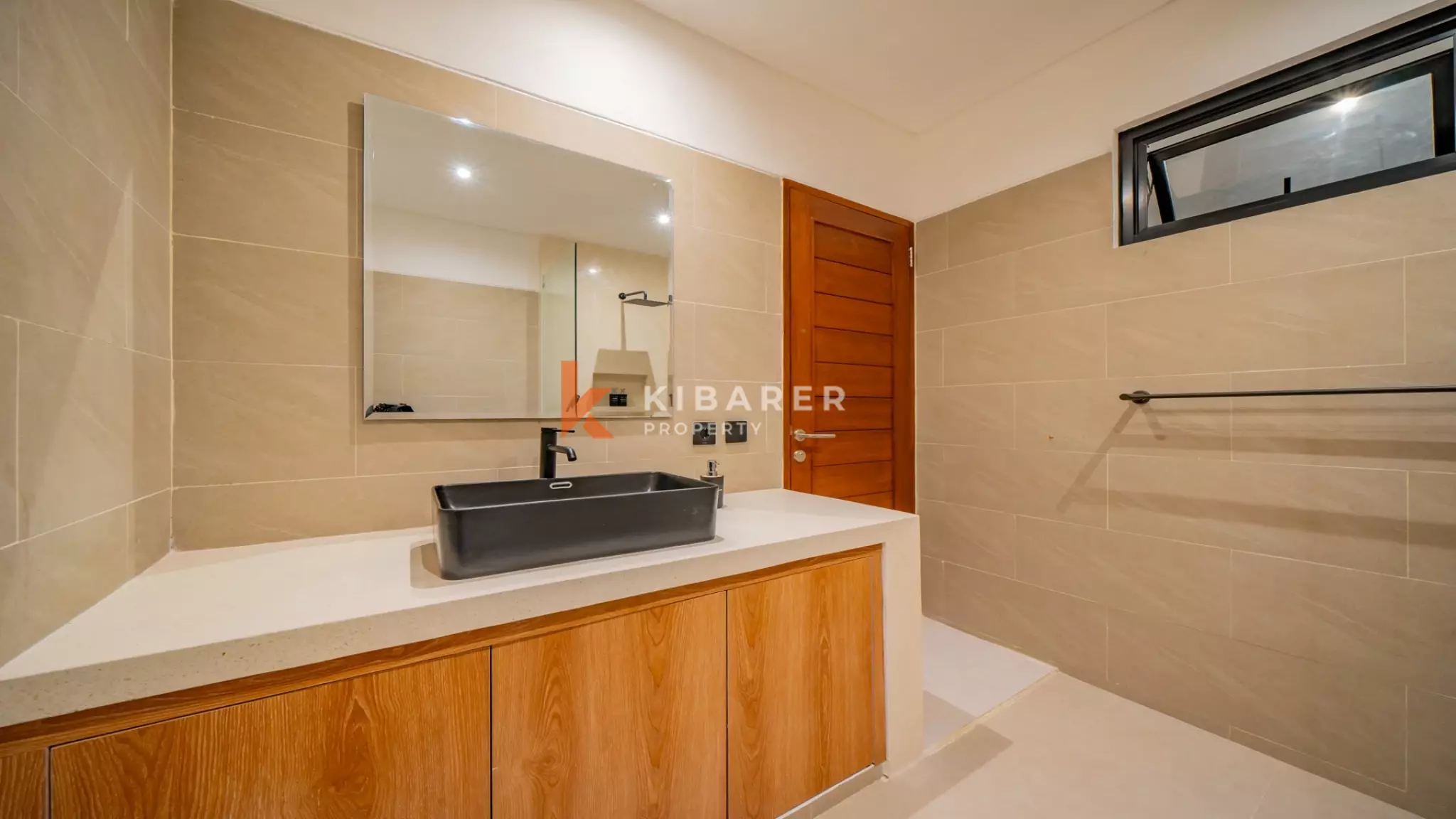 Vila Tropis Tiga Kamar Tidur yang Menawan dengan Konsep Hunian Tertutup di Canggu