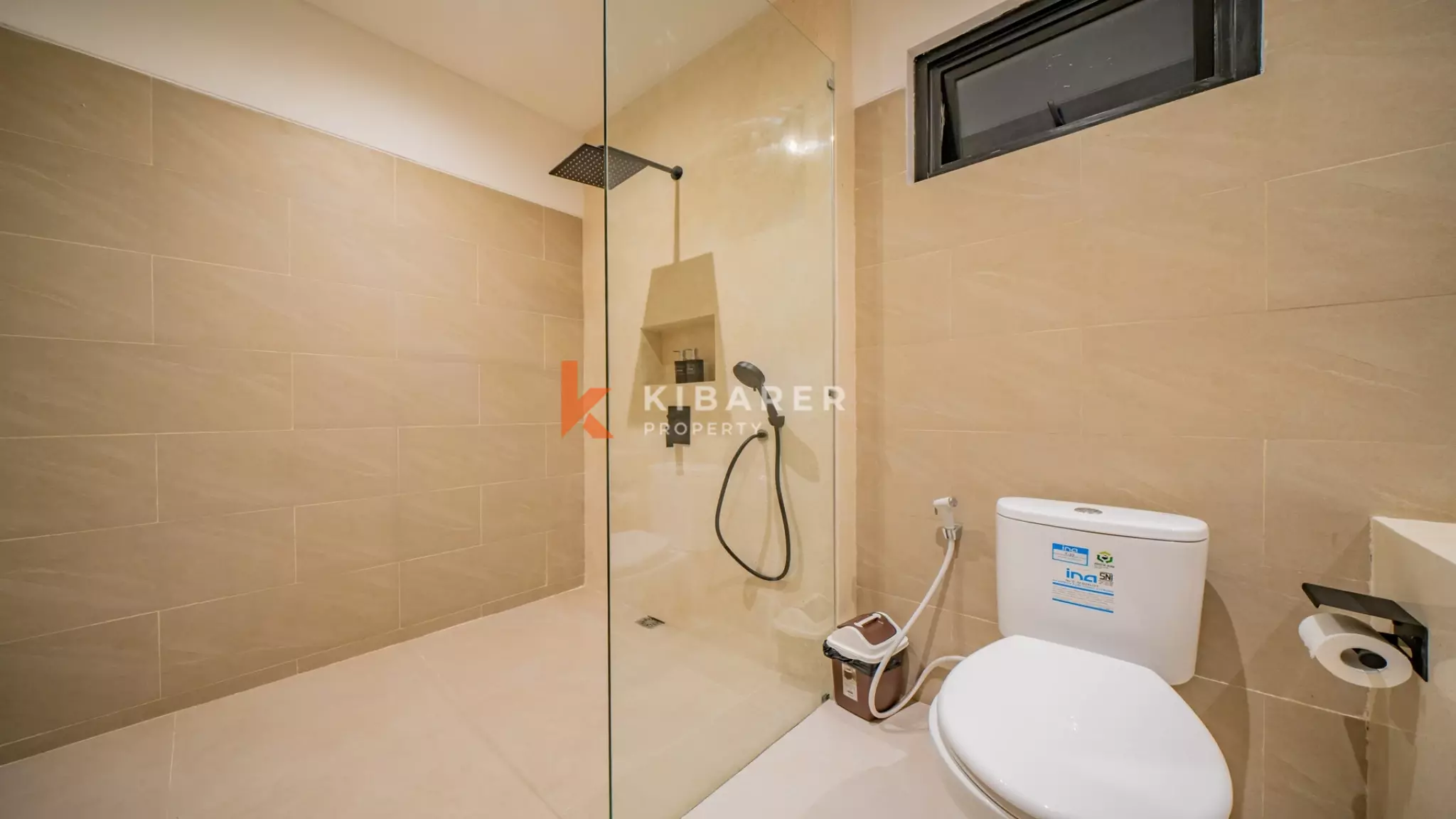 Vila Tropis Tiga Kamar Tidur yang Menawan dengan Konsep Hunian Tertutup di Canggu