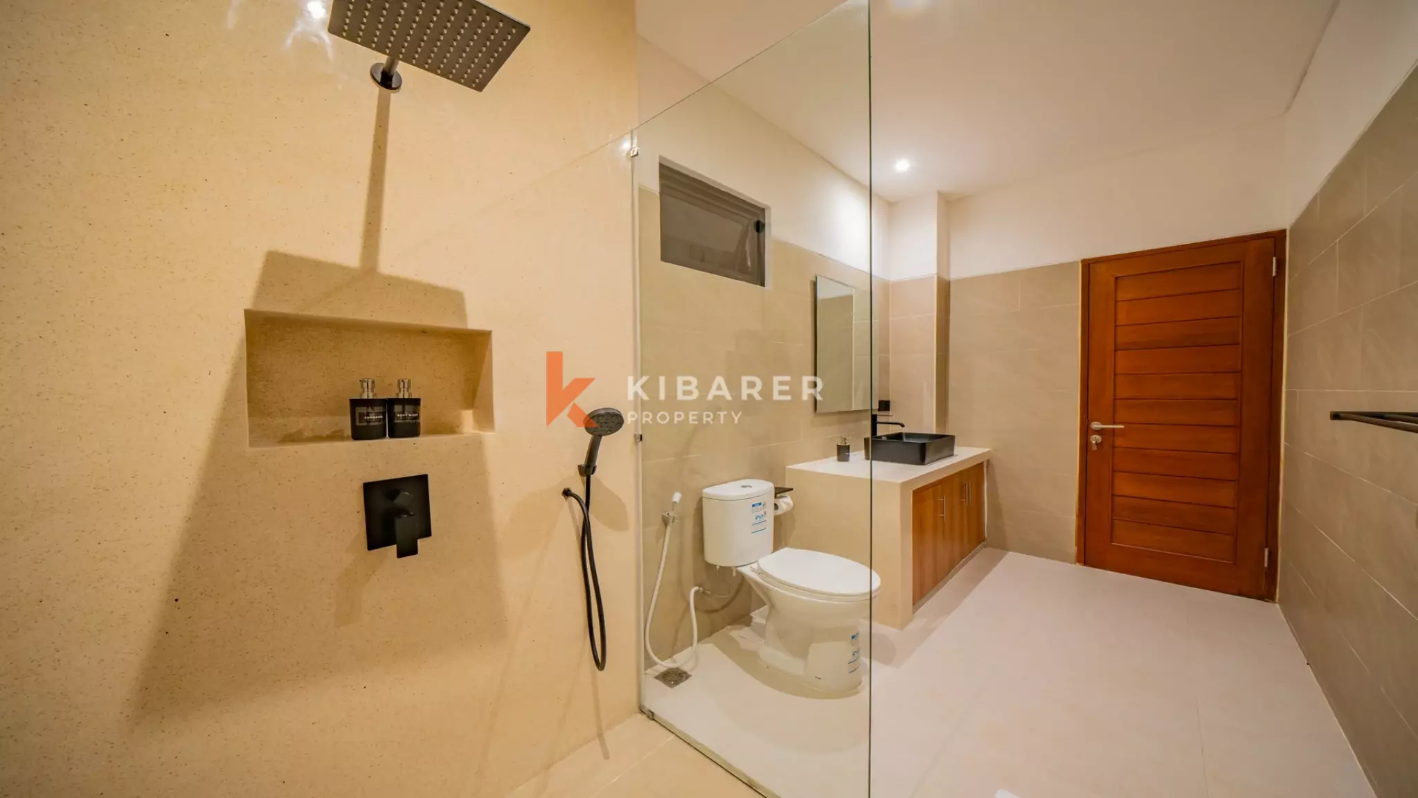 Vila Tropis Tiga Kamar Tidur yang Menawan dengan Konsep Hunian Tertutup di Canggu