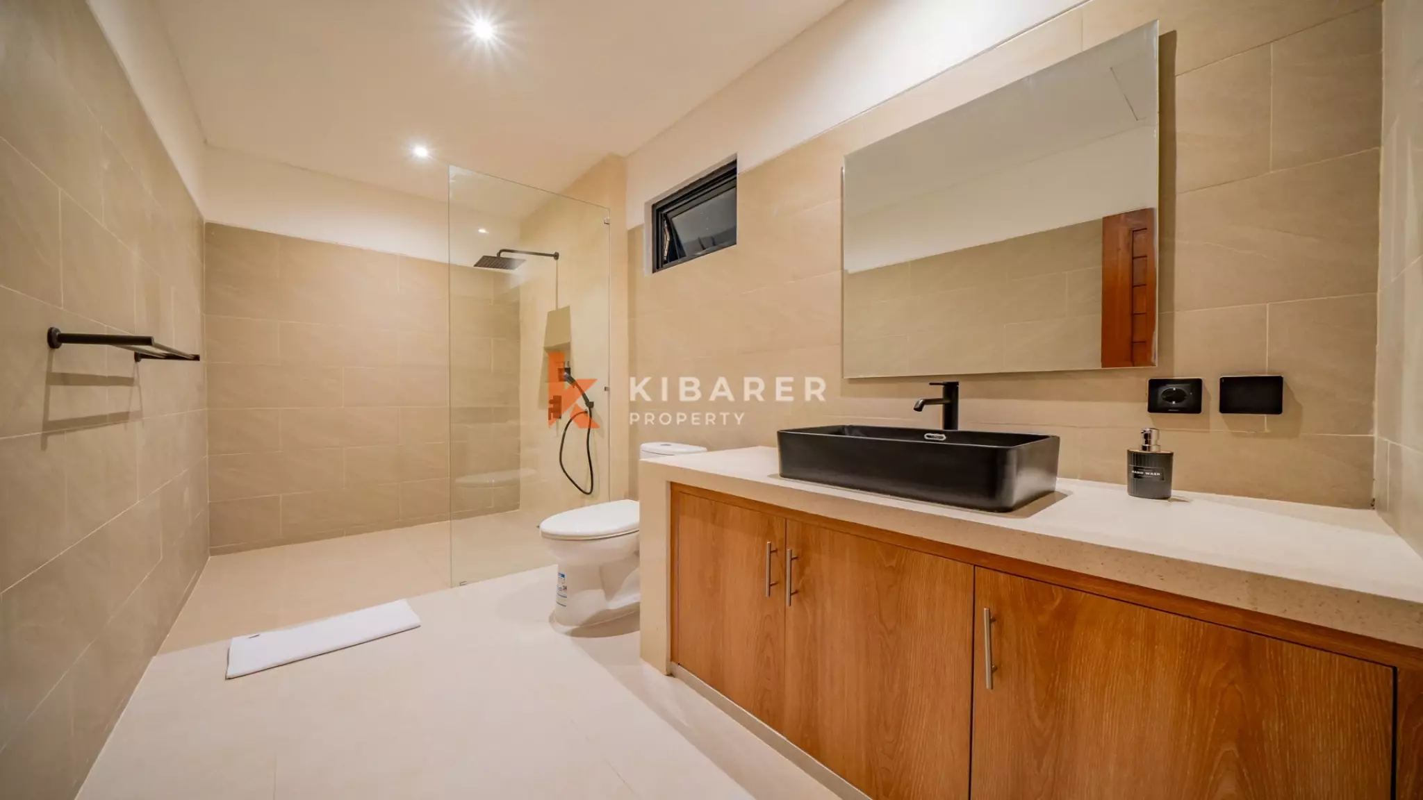 Vila Tropis Tiga Kamar Tidur yang Menawan dengan Konsep Hunian Tertutup di Canggu