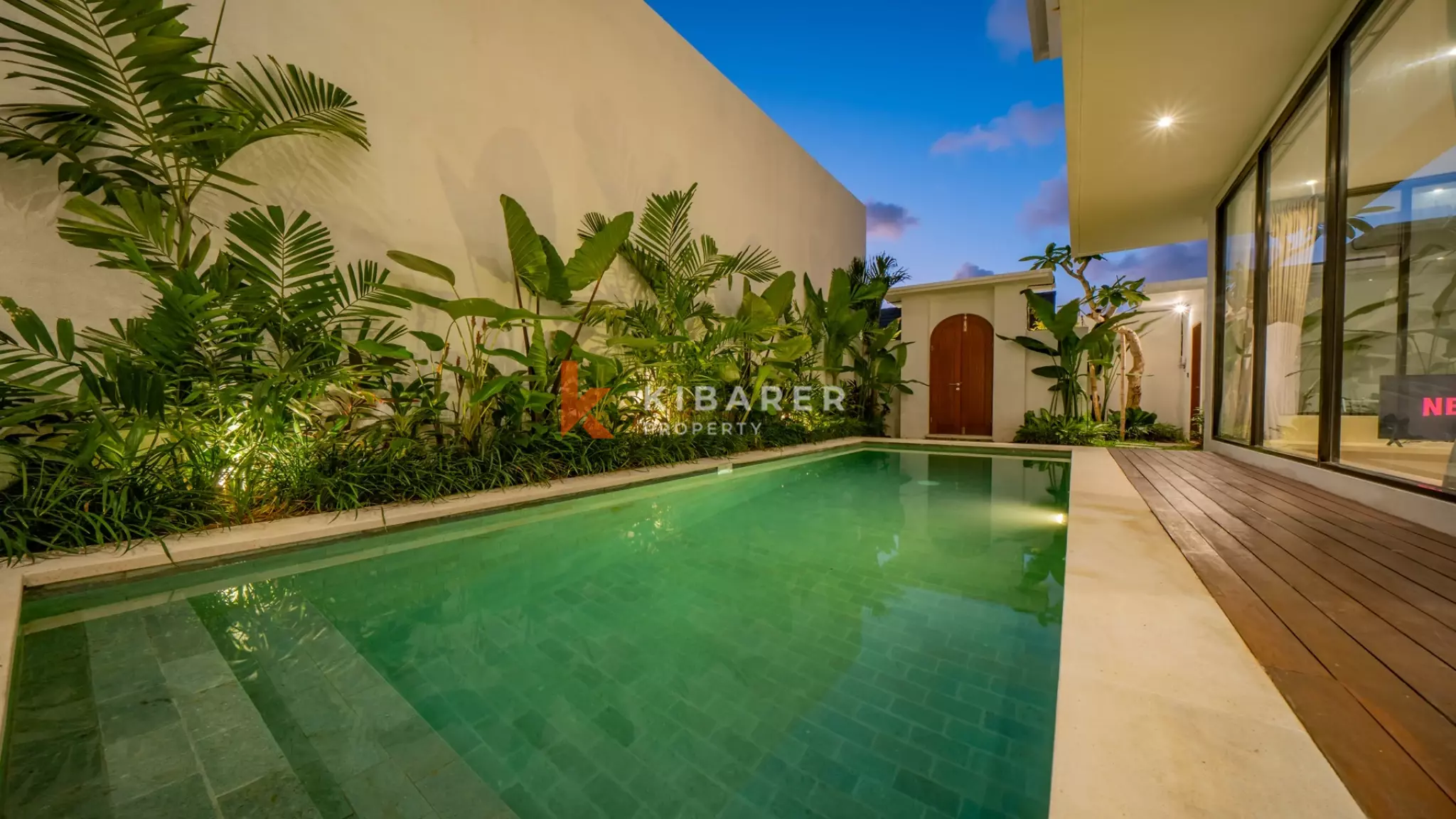 Vila Tropis Tiga Kamar Tidur yang Menawan dengan Konsep Hunian Tertutup di Canggu