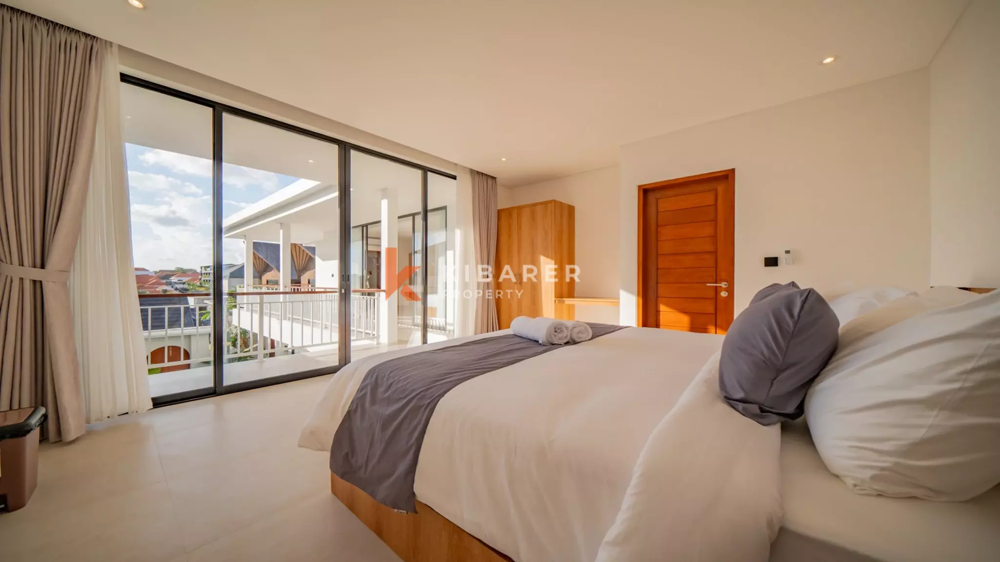 Vila Tropis Tiga Kamar Tidur yang Menawan dengan Konsep Hunian Tertutup di Canggu