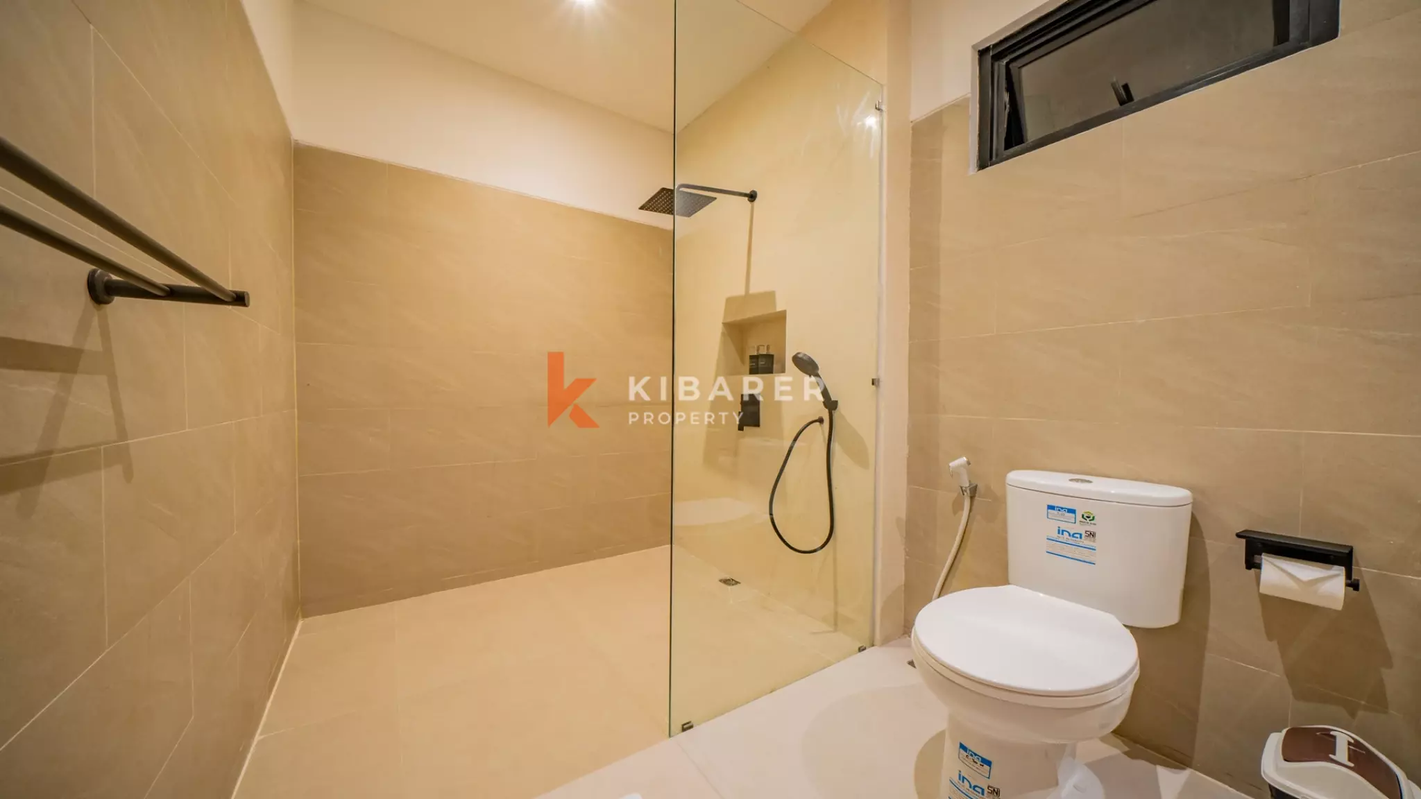 Vila Tropis Tiga Kamar Tidur yang Menawan dengan Konsep Hunian Tertutup di Canggu