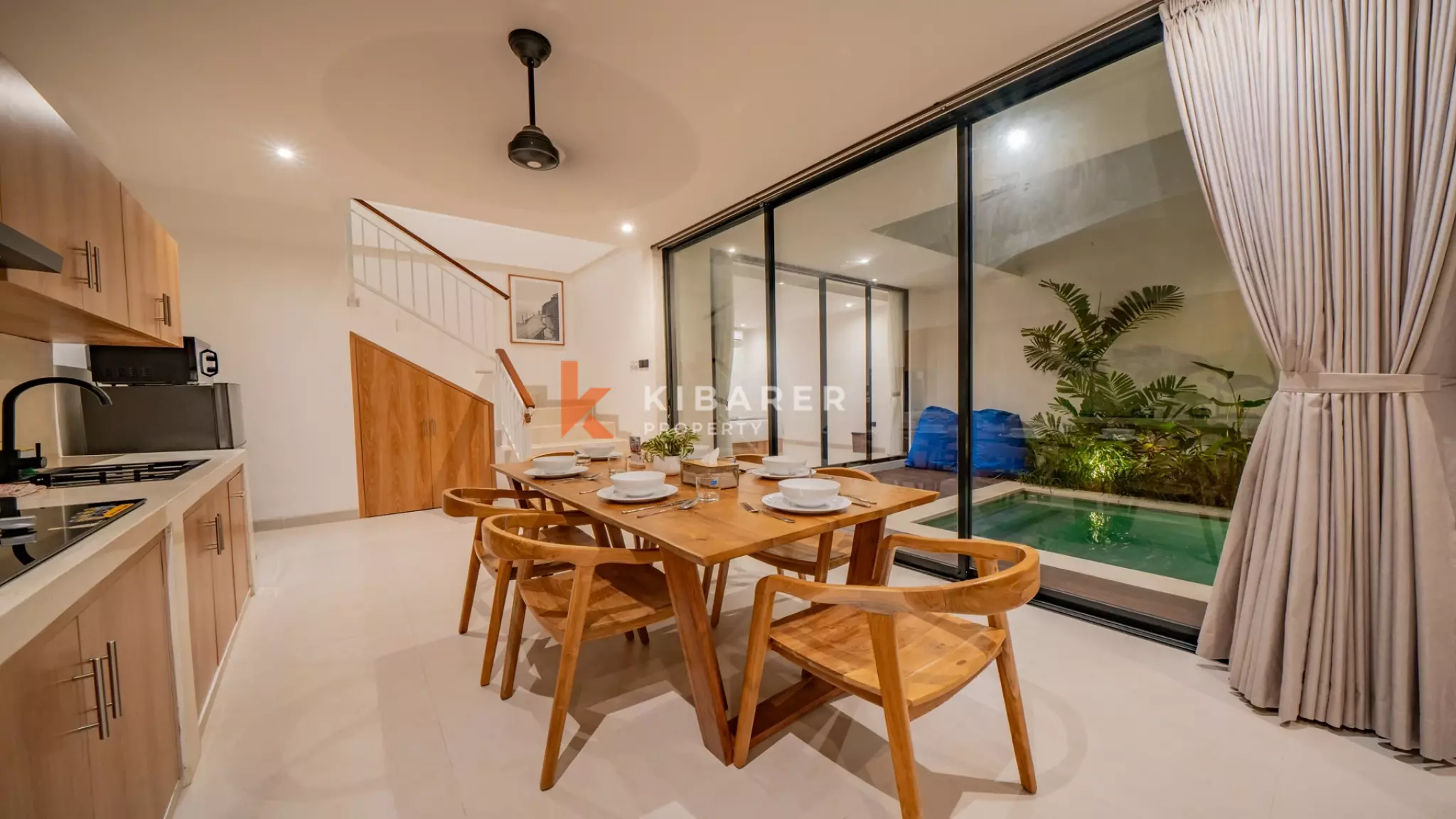 Vila Tropis Tiga Kamar Tidur yang Menawan dengan Konsep Hunian Tertutup di Canggu