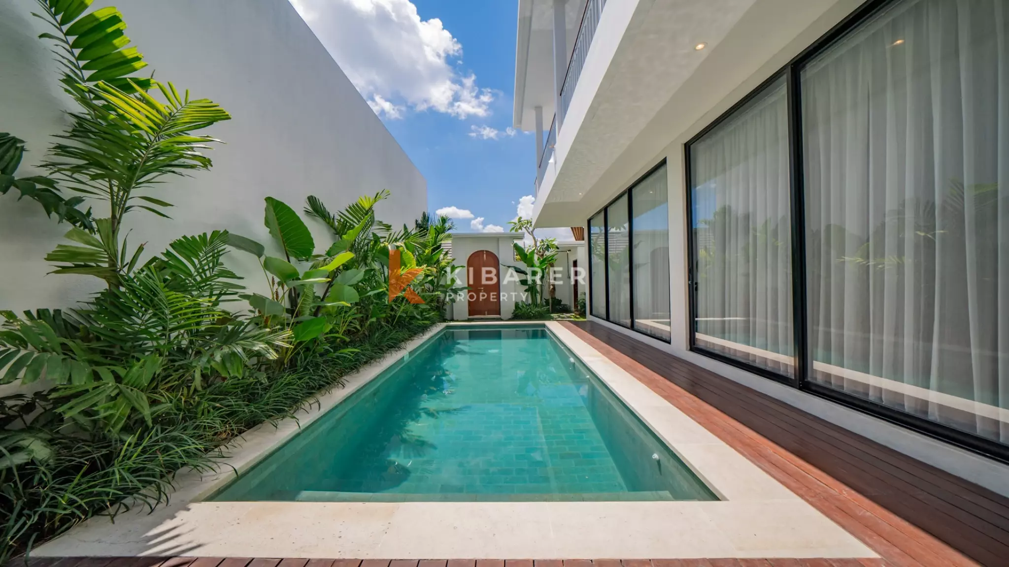 Vila Tropis Tiga Kamar Tidur yang Menawan dengan Konsep Hunian Tertutup di Canggu