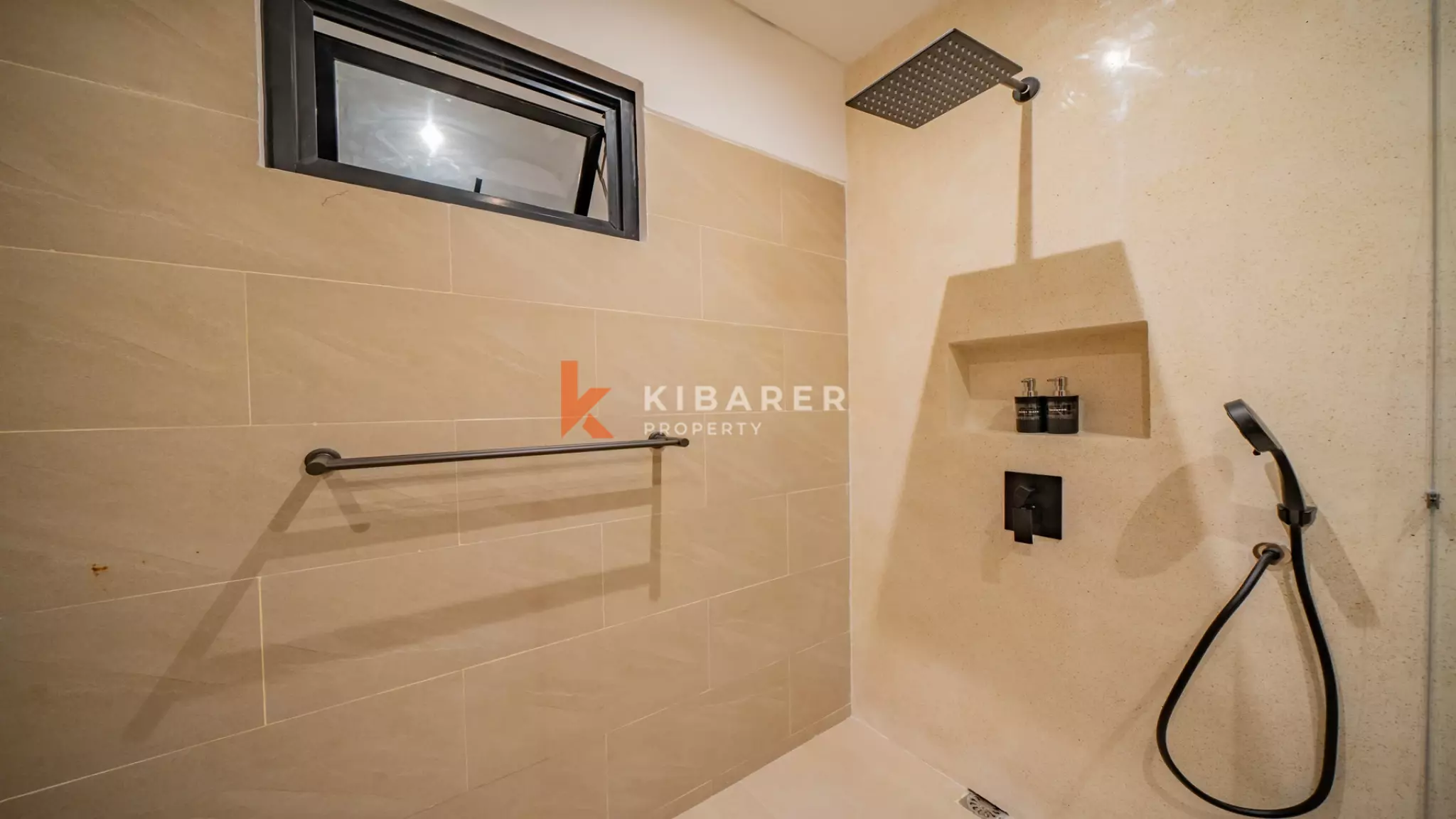 Vila Tropis Tiga Kamar Tidur yang Menawan dengan Konsep Hunian Tertutup di Canggu