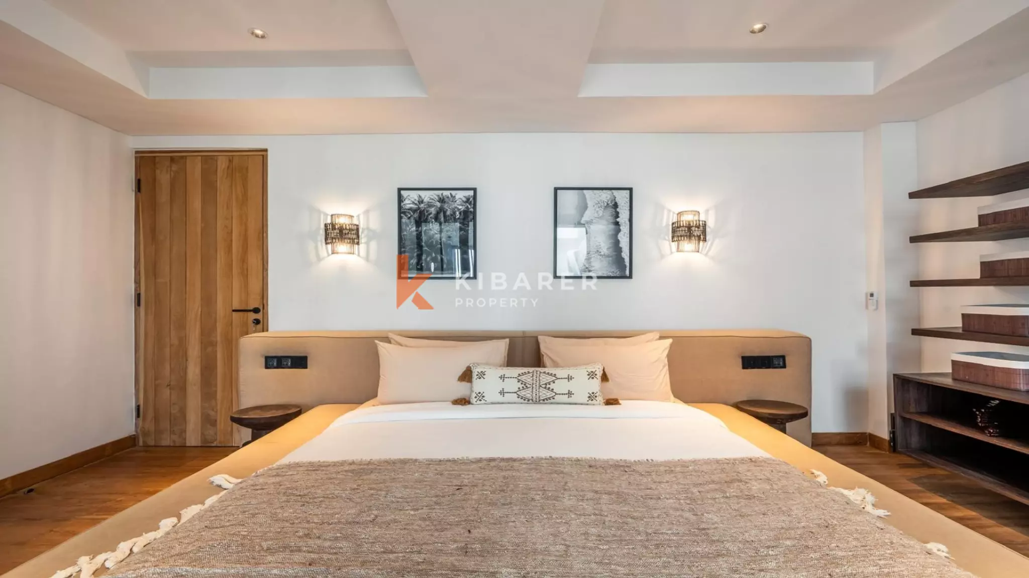 Villa élégante et sécurisée de trois chambres avec toit-terrasse à Berawa