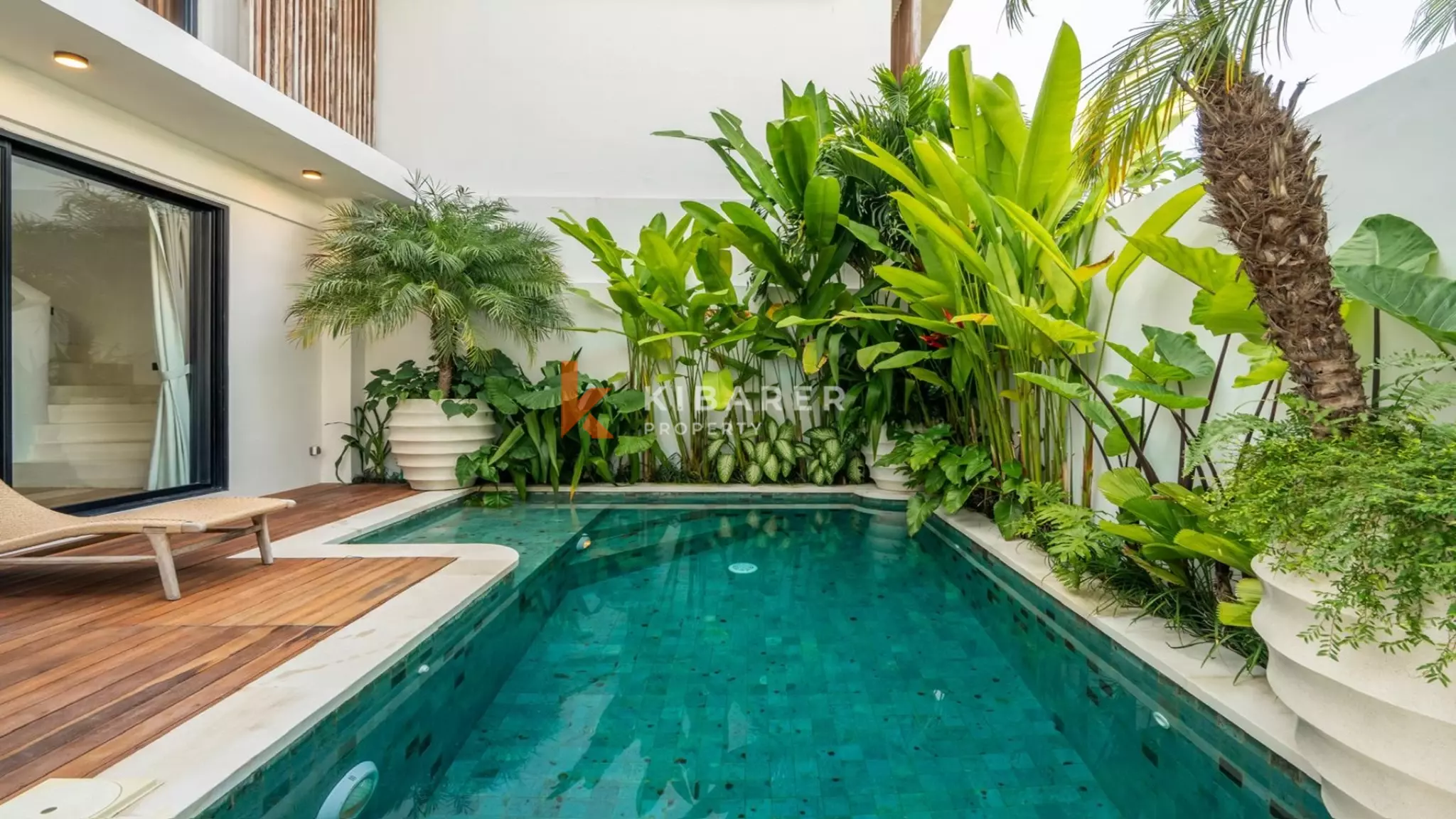 Villa élégante et sécurisée de trois chambres avec toit-terrasse à Berawa