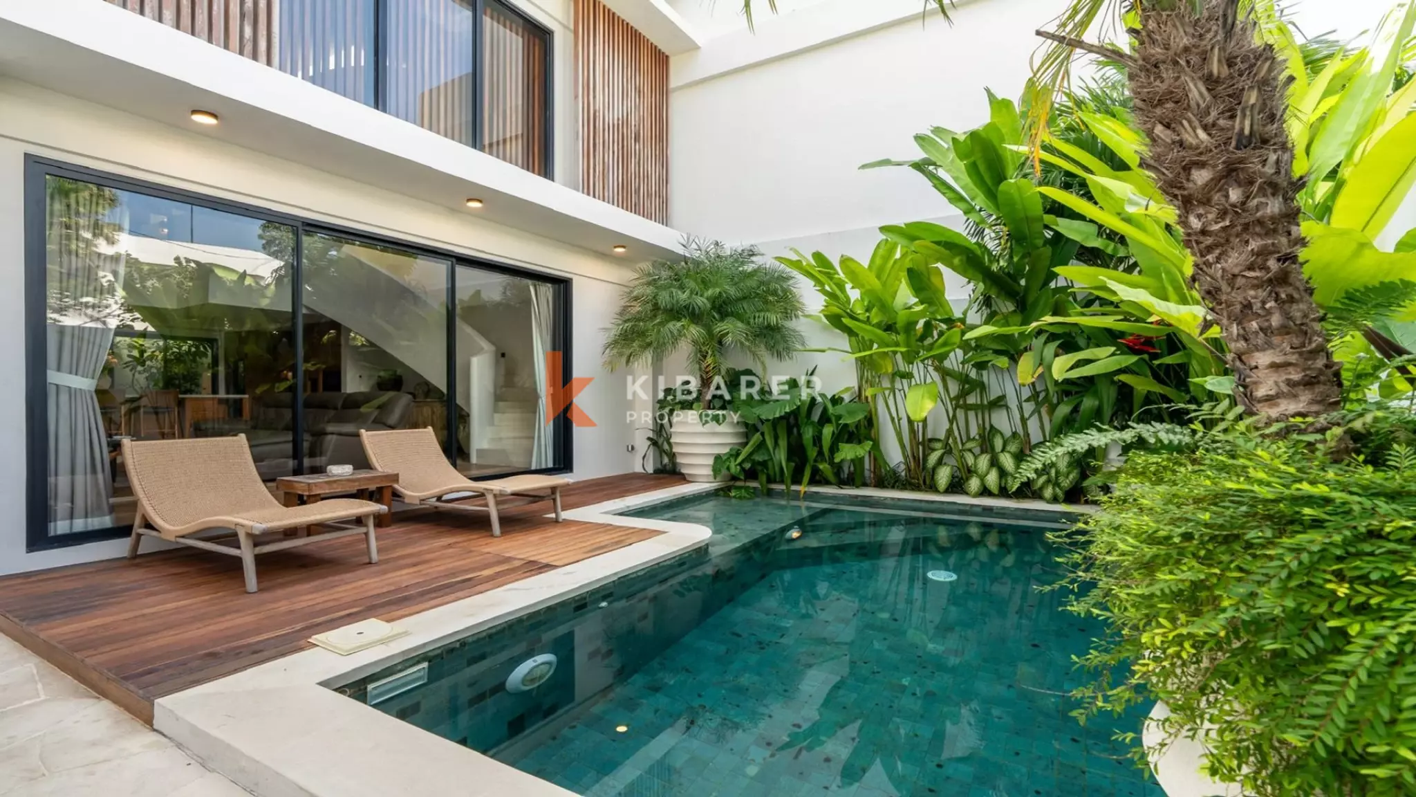 Villa élégante et sécurisée de trois chambres avec toit-terrasse à Berawa