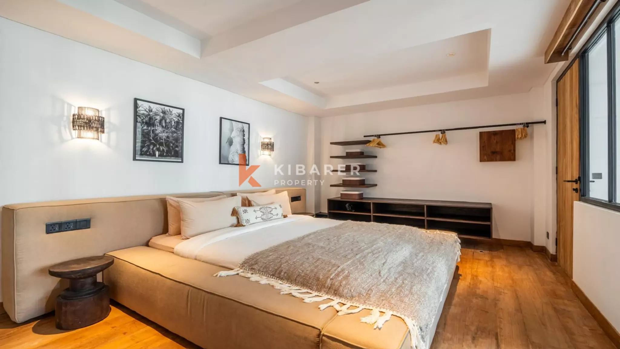 Villa élégante et sécurisée de trois chambres avec toit-terrasse à Berawa